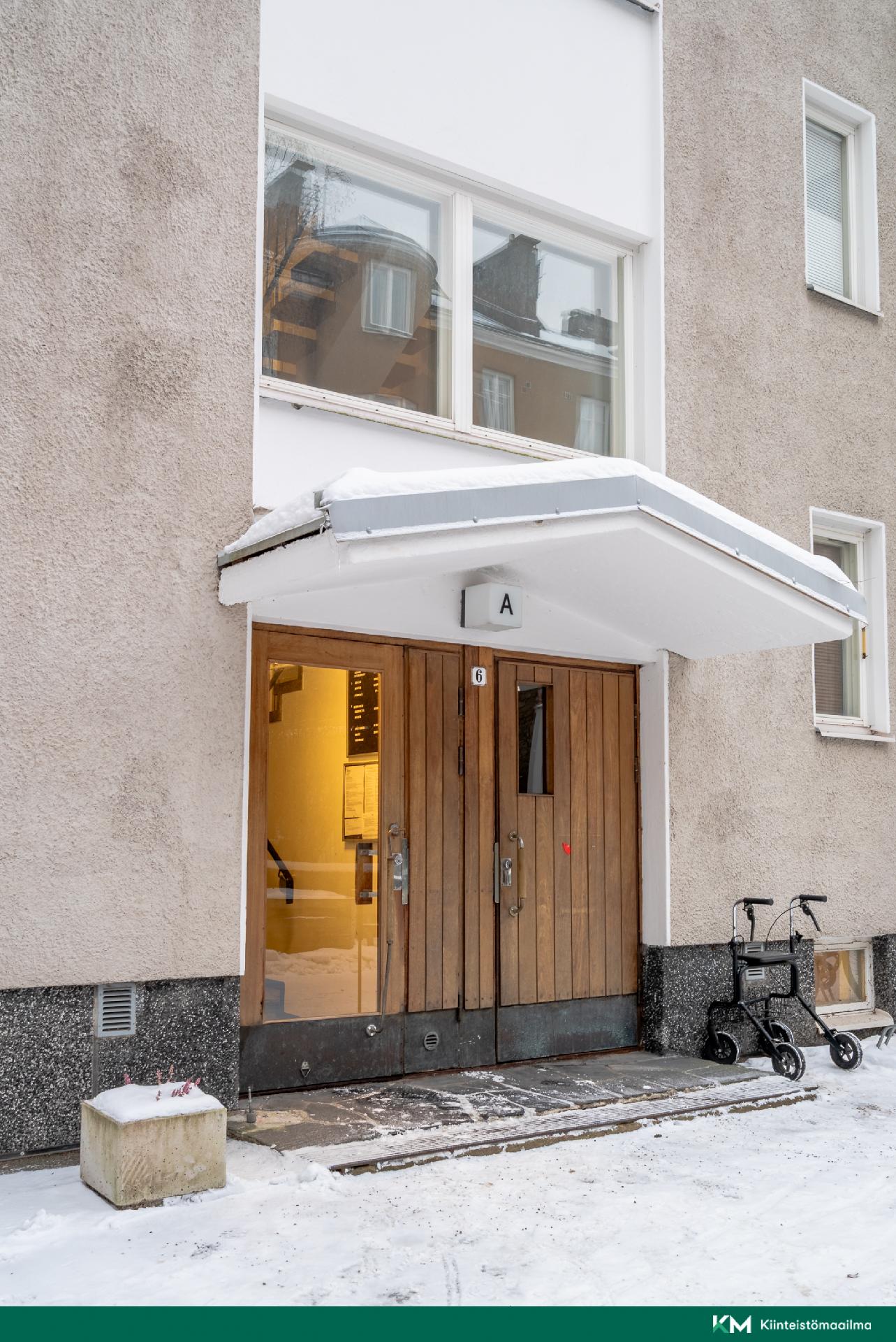 Sisäänkäynti sisäpihan puolelta