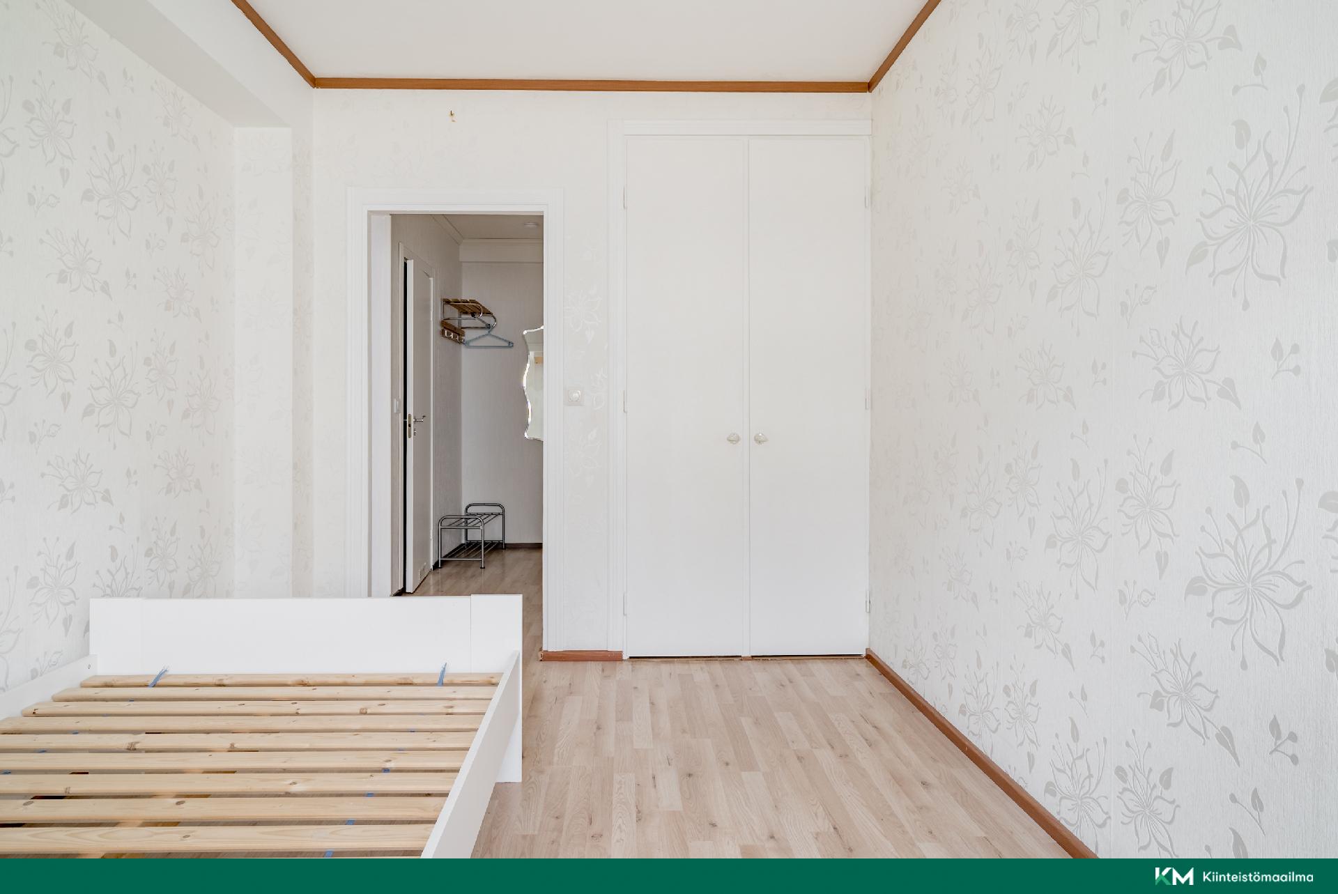 Makuuhuone ikkunoilta päin