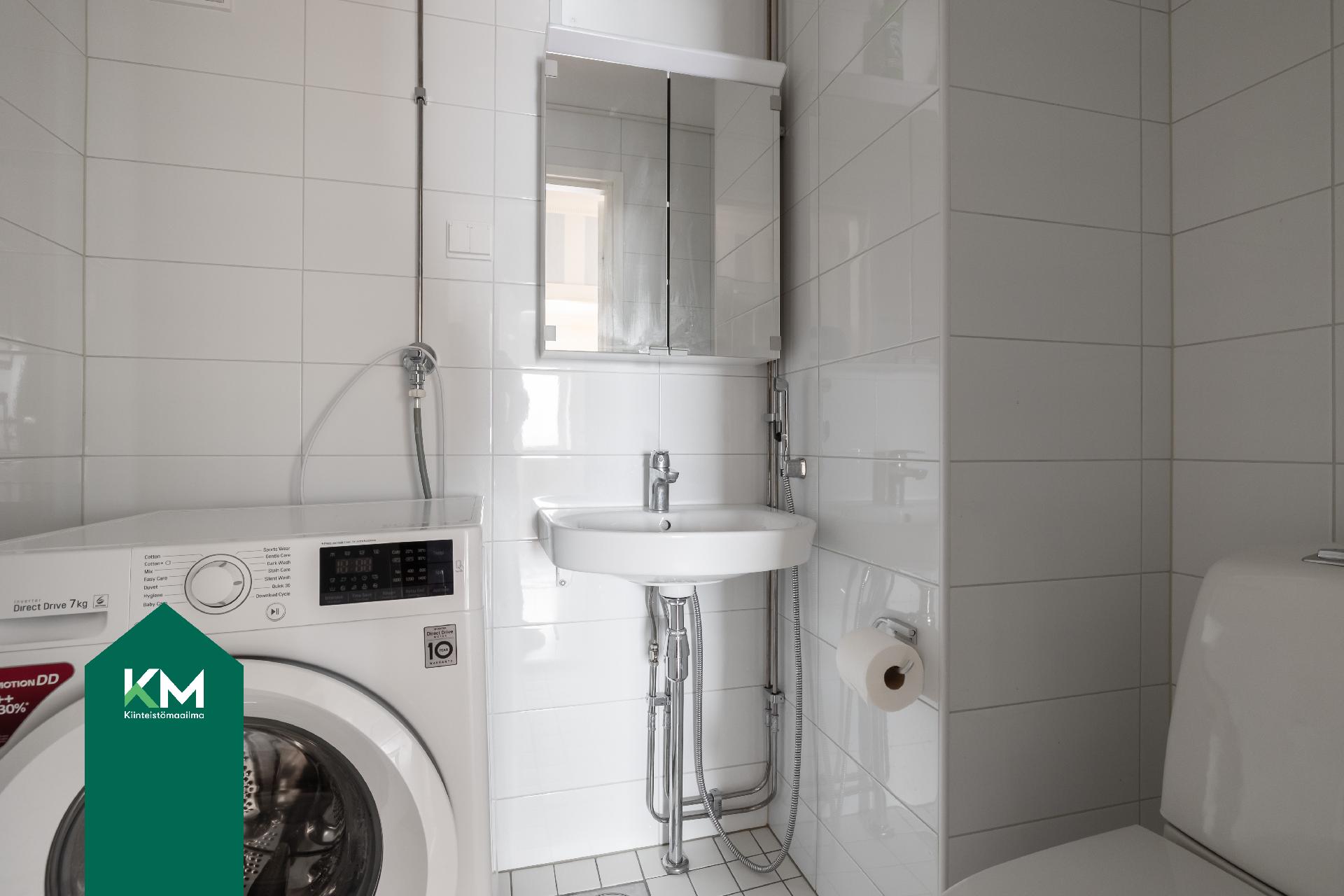 Erillinen wc uusittu putkiremontin yhteydessä ja täällä pyykinpesukoneliitäntä