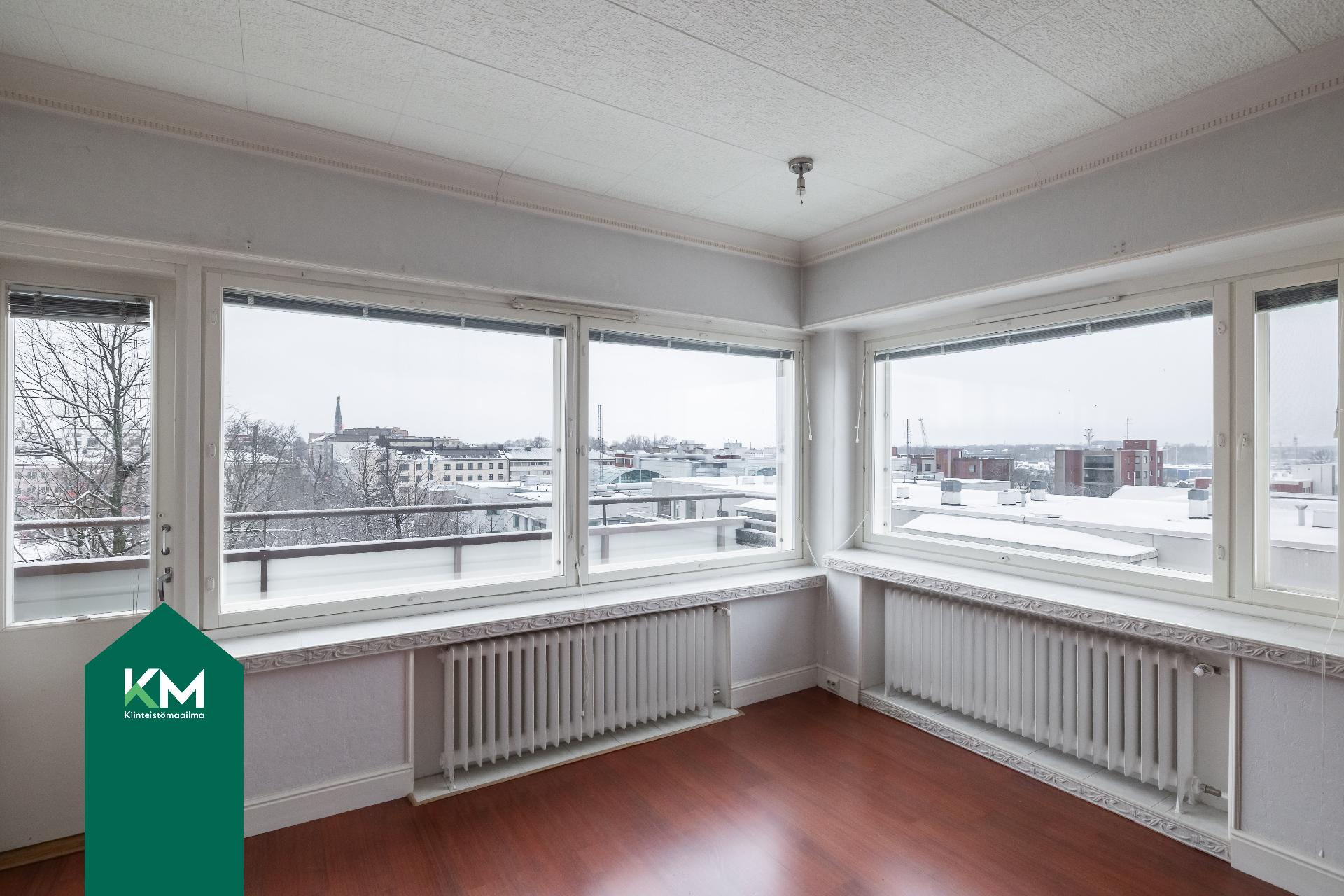 Ilmavat näkymät kaupungin kattojen ylitse