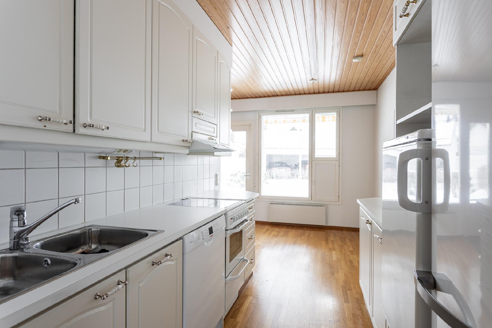 Keittiöstä olohuoneeseenpäin