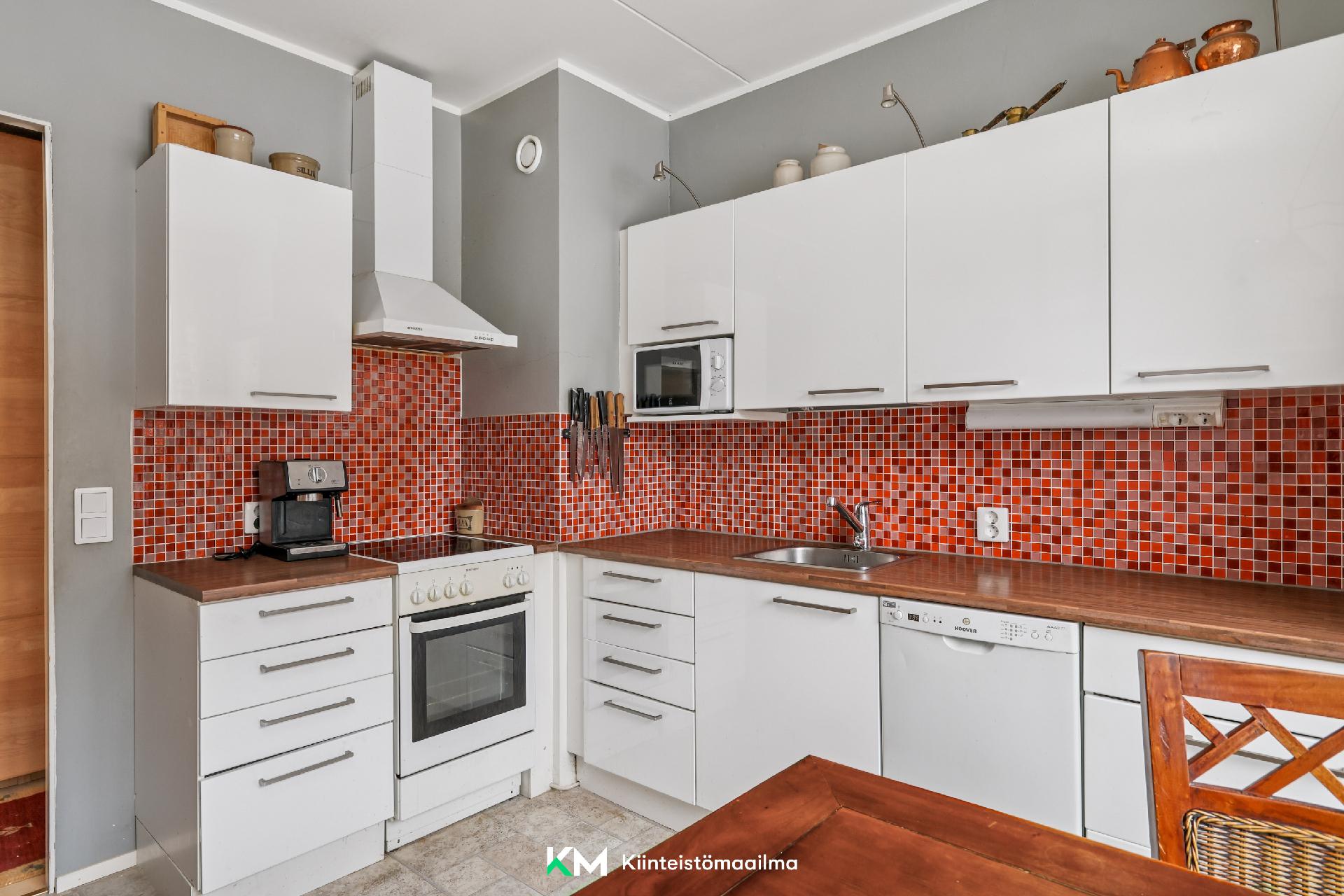 paljon kaappi- ja kokkailutilaa