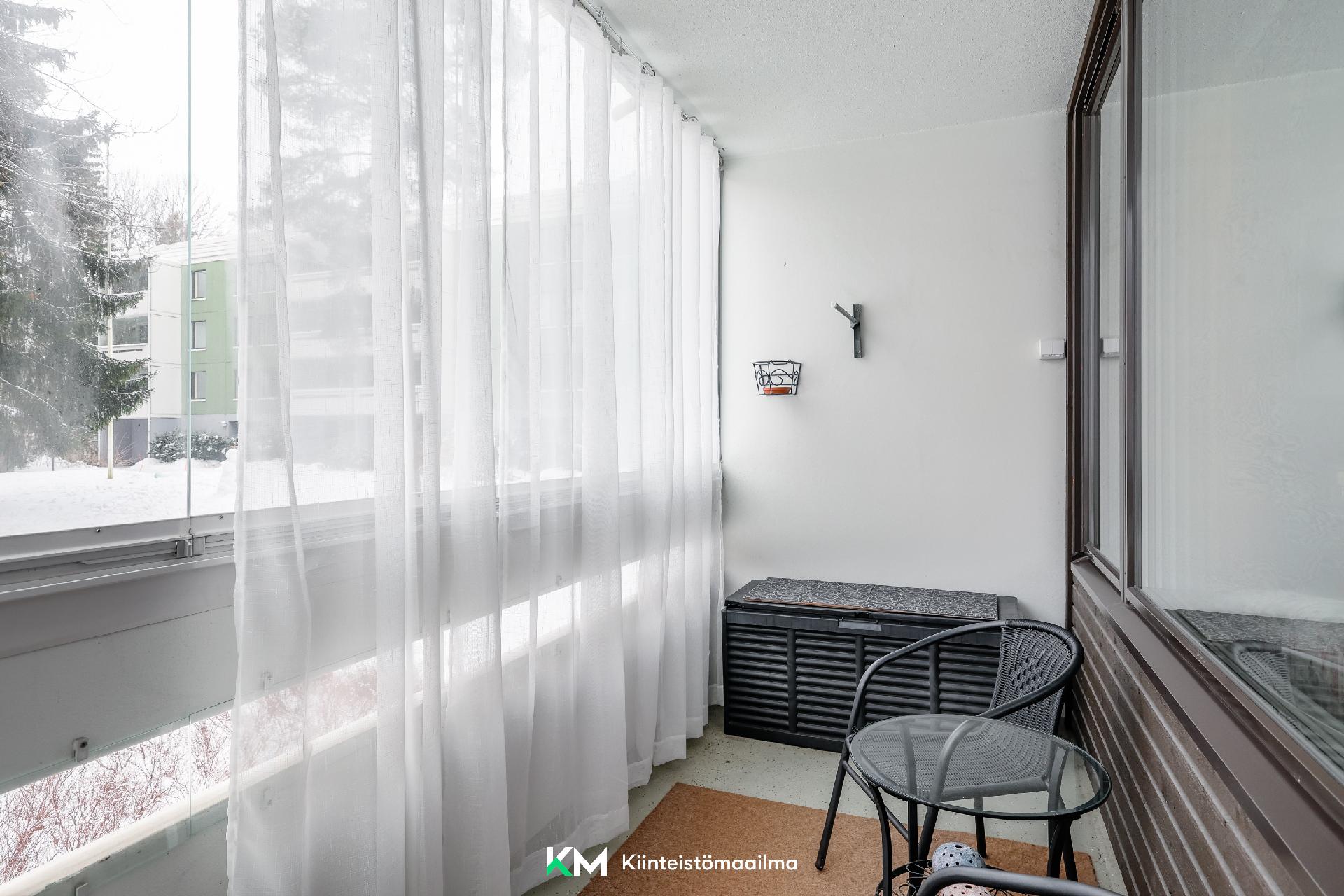 Olohuoneen jatkeena on lasitettu länsiparveke, josta on