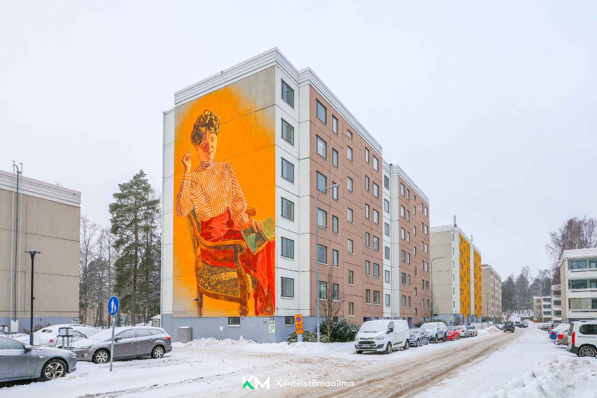 Talon päädyssä on Maria Jotunin muotokuva muraalina