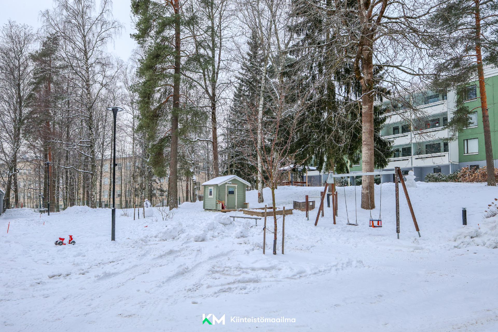 puistomaiselle piha-alueelle