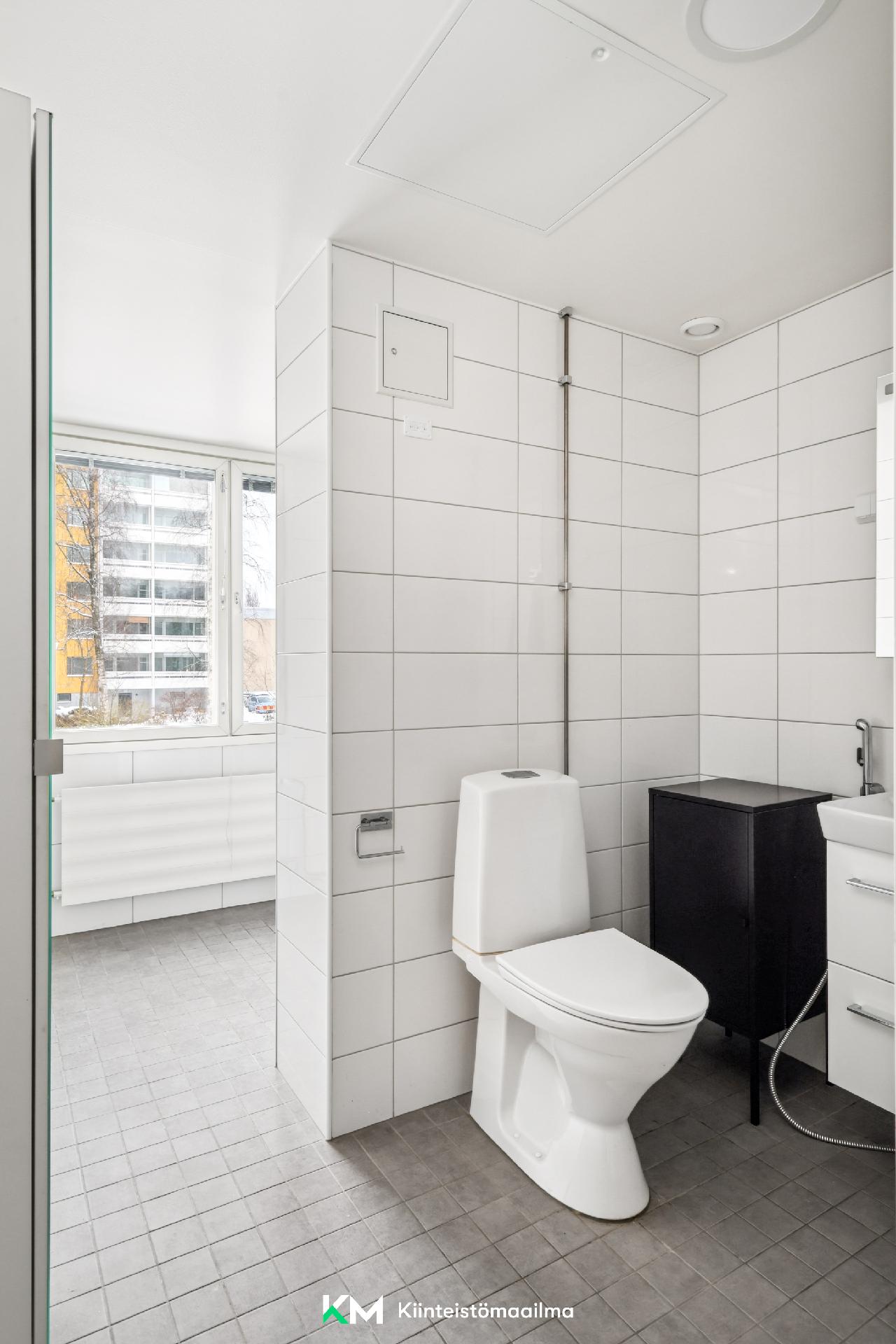 Ikkunallinen ja valoisa kylpyhuone on