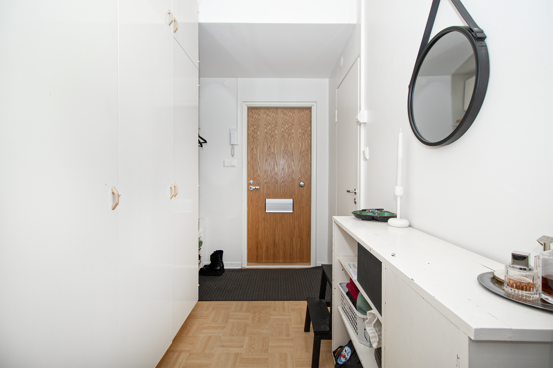 Eteisessä kaappitilaa.