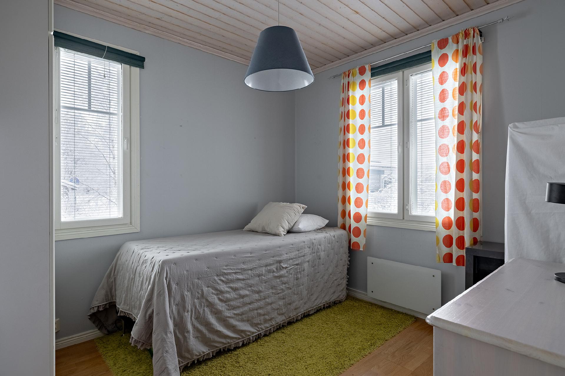 ulko-oven viereinen makuuhuone