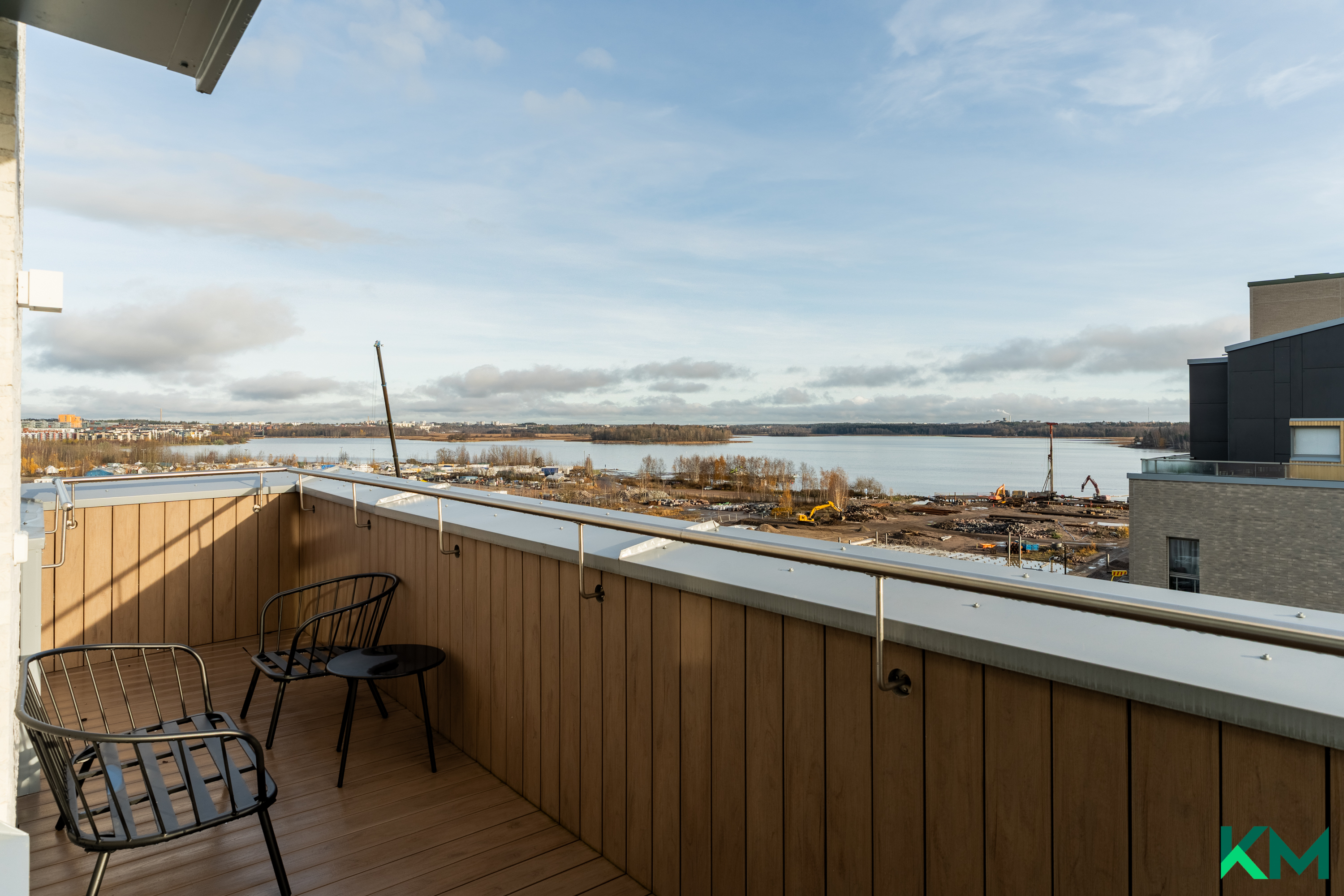 Monitoimitilan parveke etelän suuntaan merinäkymin