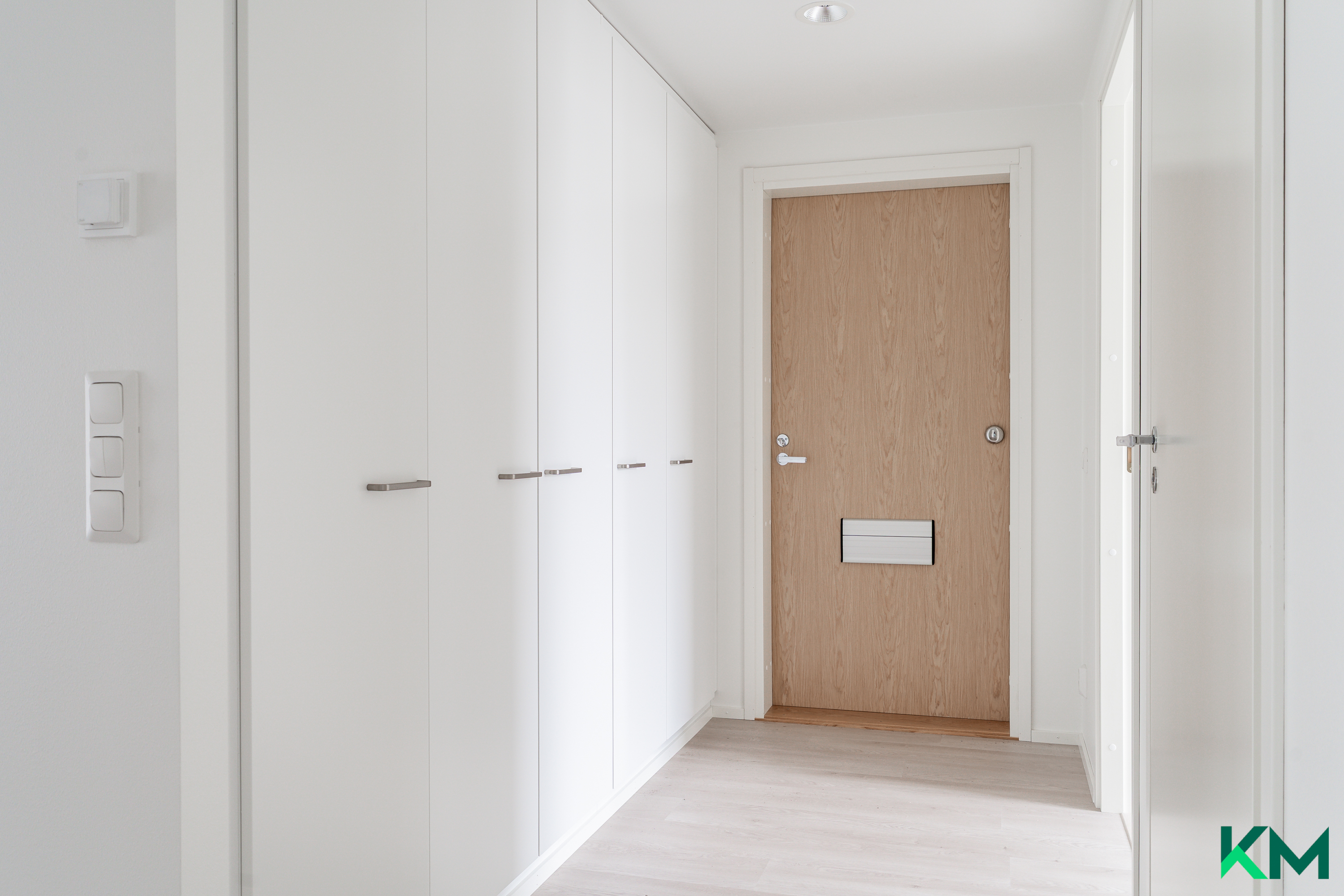 Eteinen sisäänkäynnin suuntaan