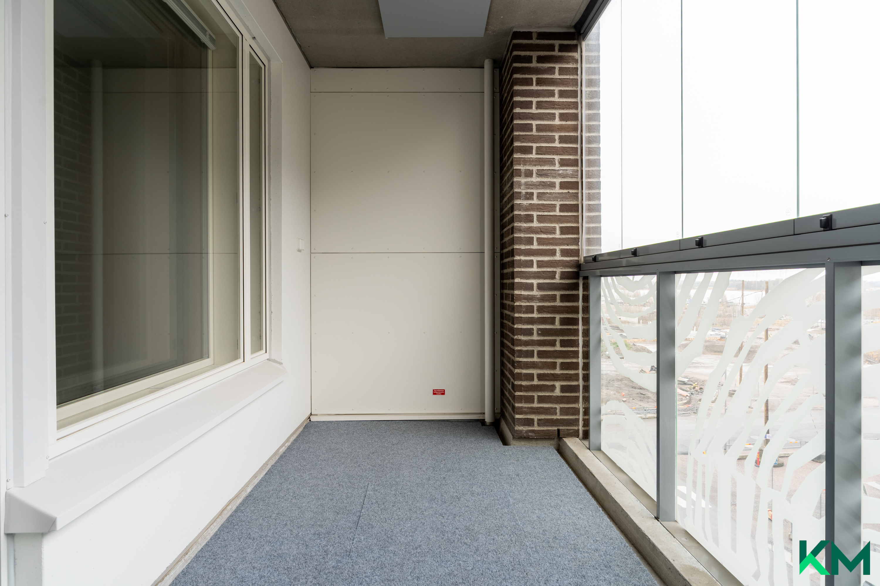 Lasitettu ja tilava parveke