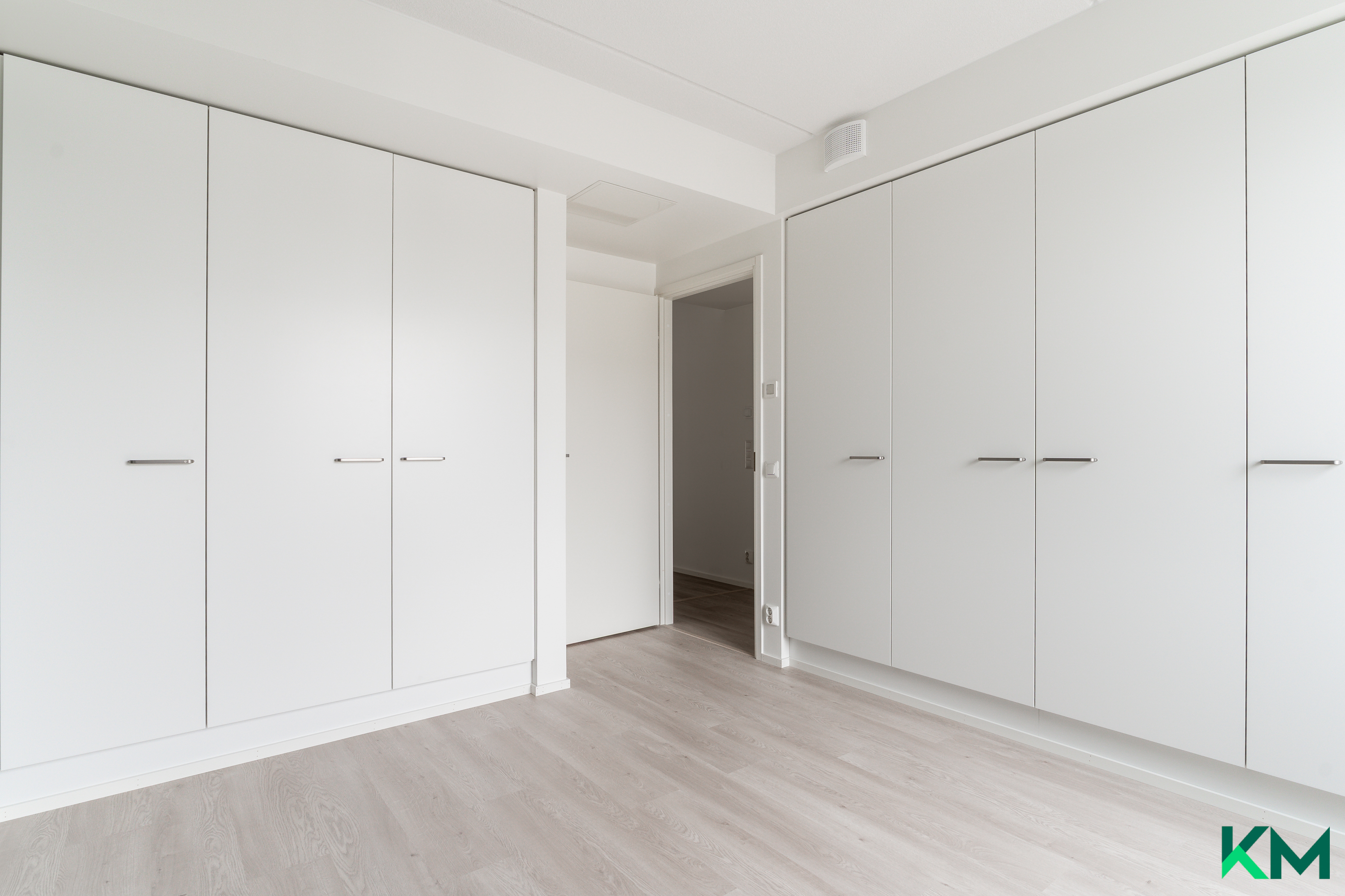 Makuuhuoneessa hyvin säilytystilaa