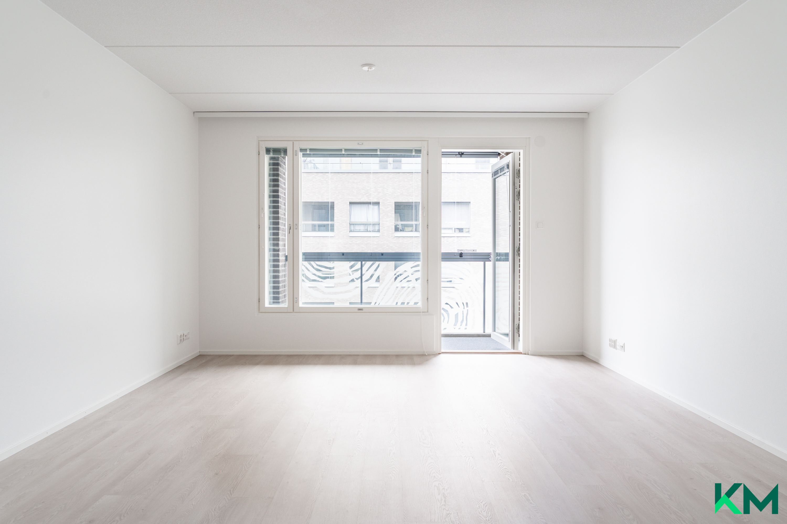 Olohuoneesta lasitetulle parvekkeelle