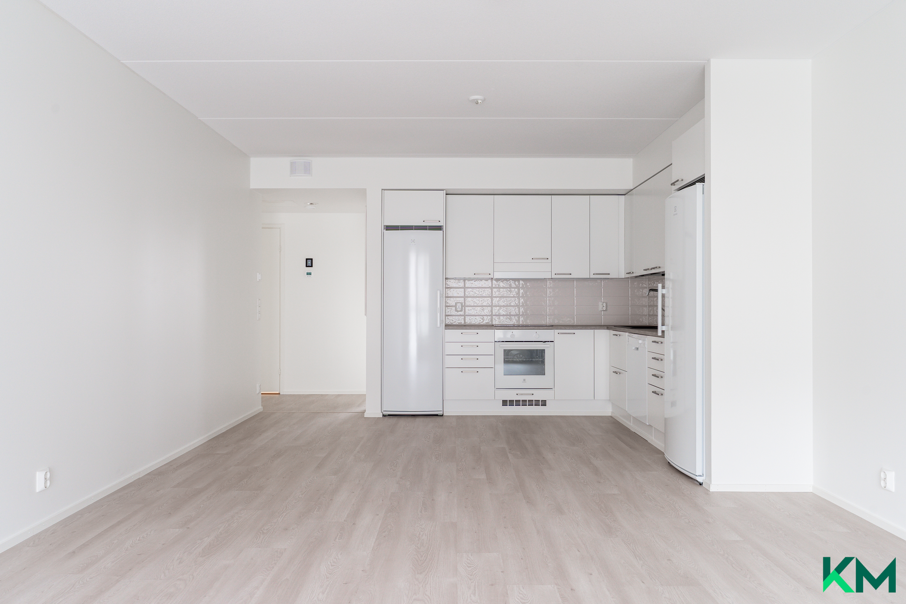 Ikkunoilta olohuoneen ja keittiön suuntaan