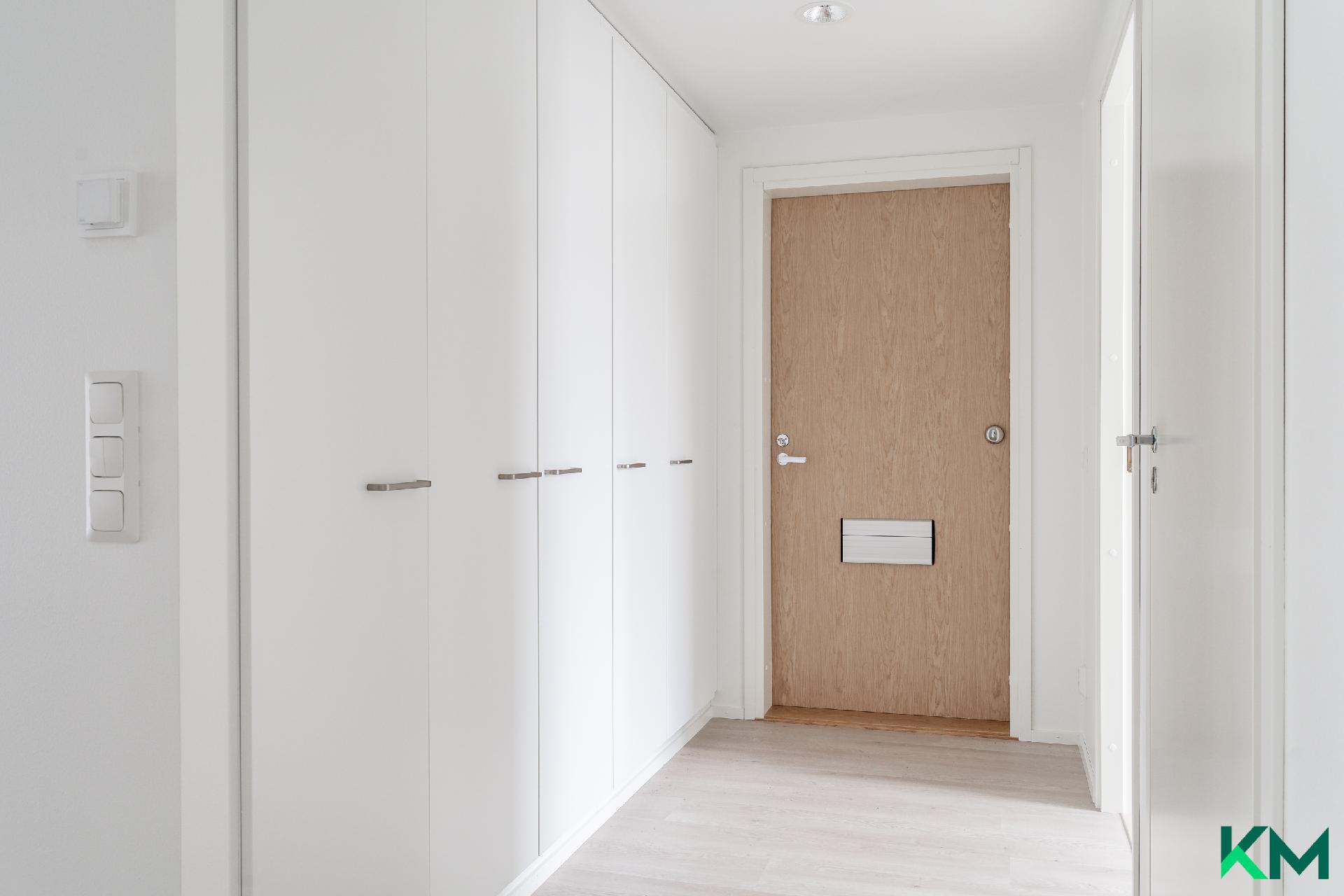 Eteinen sisäänkäynnin suuntaan