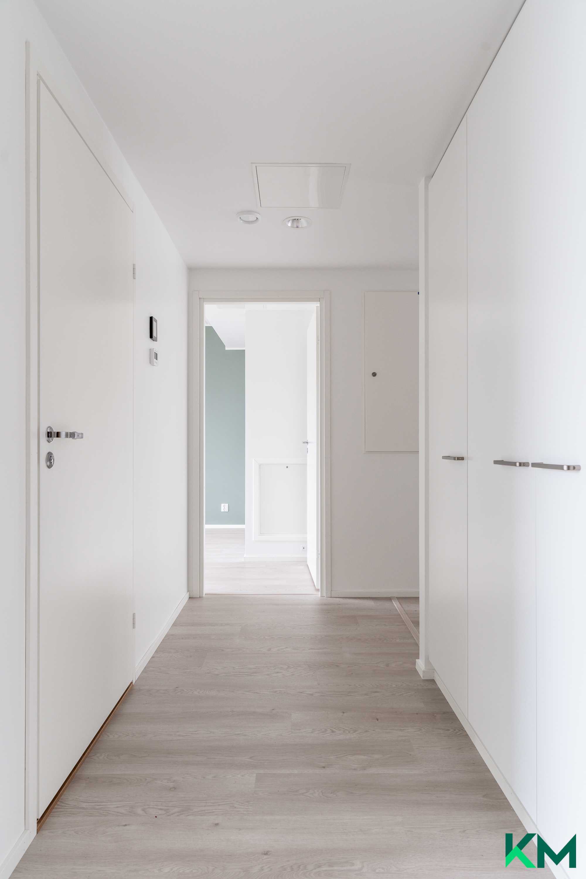 Eteiskäytävä jossa hyvin kaappi ja säilytystilaa