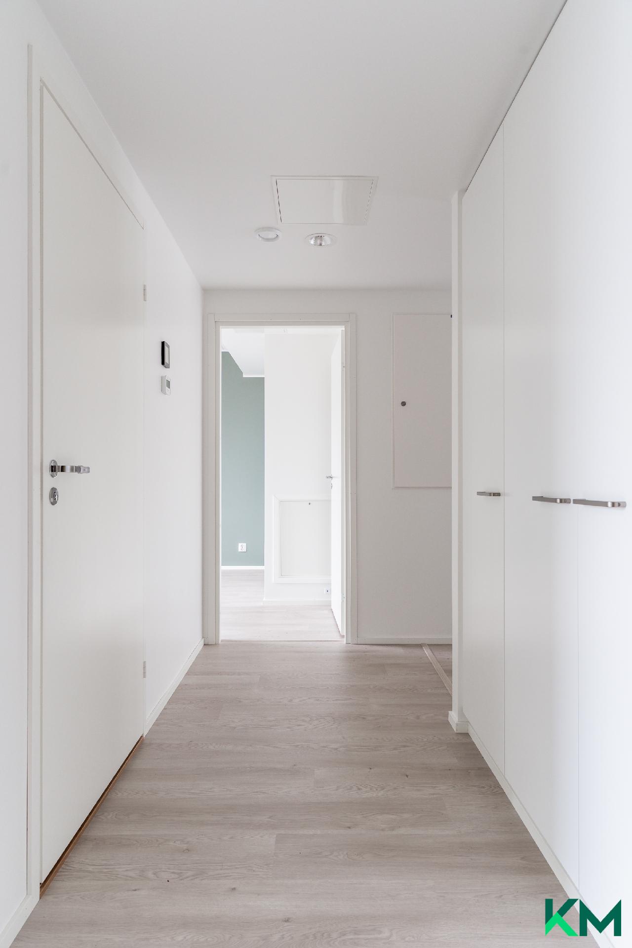 Eteiskäytävä jossa hyvin kaappi ja säilytystilaa