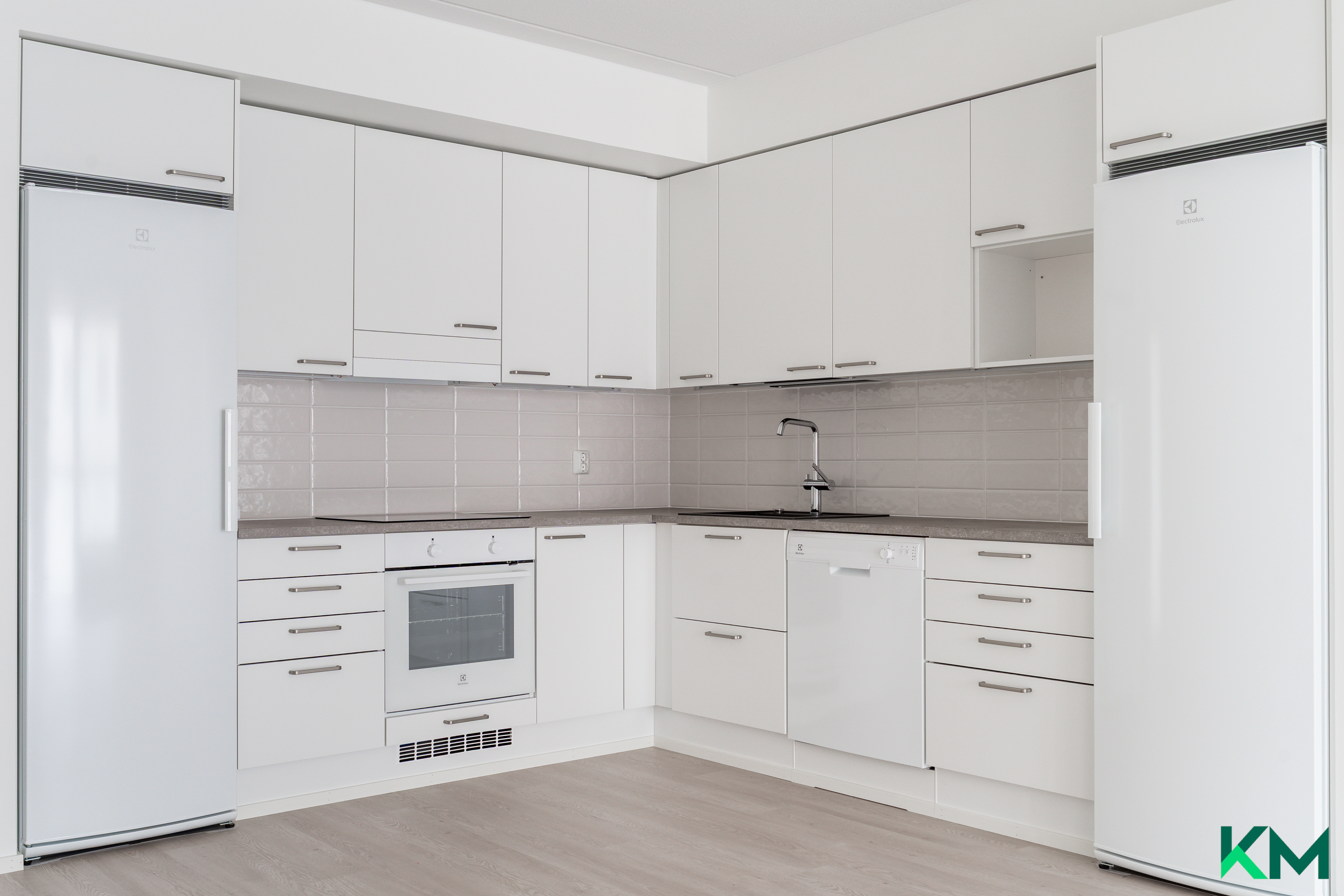 Hyvin varusteltu ja tilava keittiö