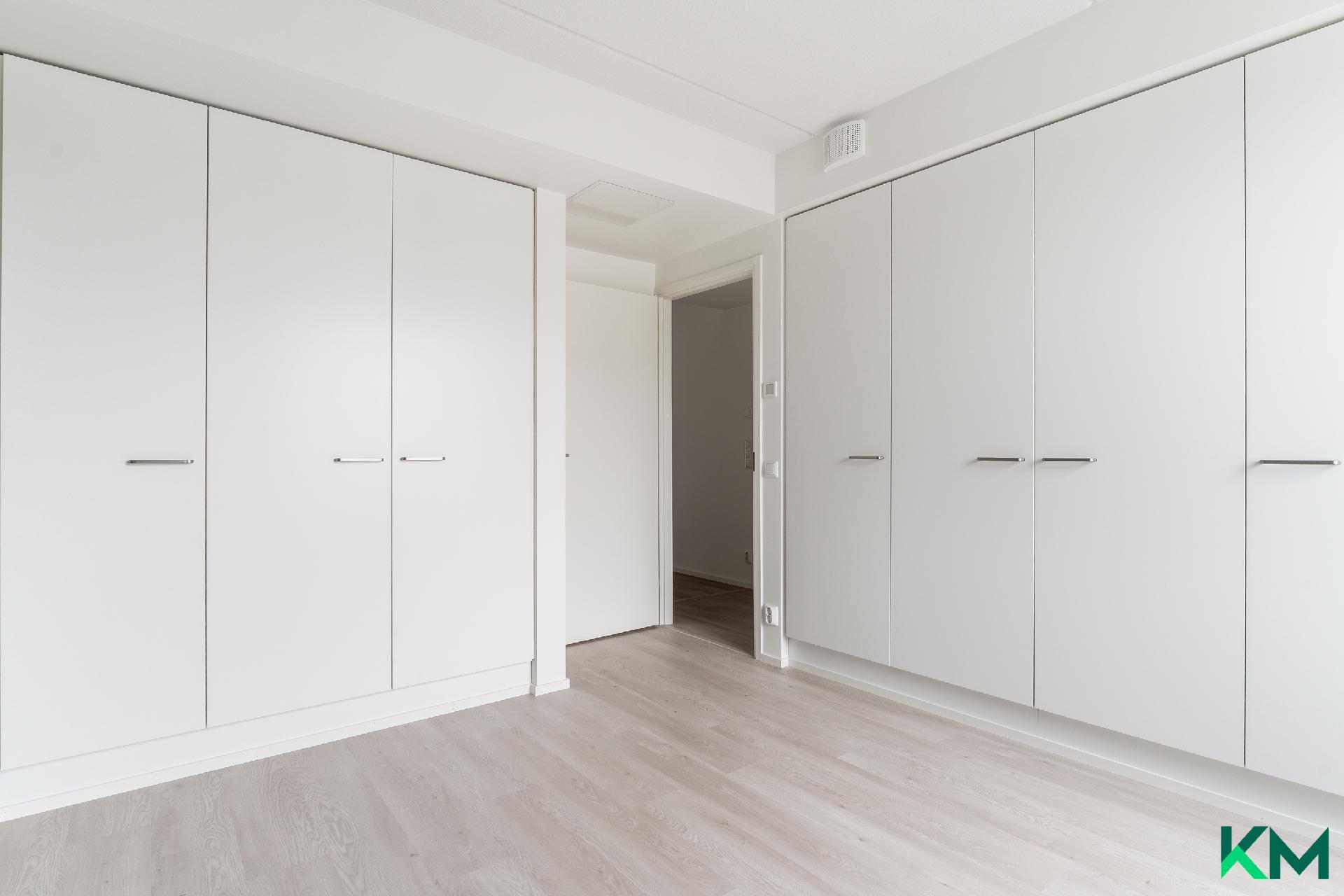 Makuuhuoneessa hyvin säilytystilaa