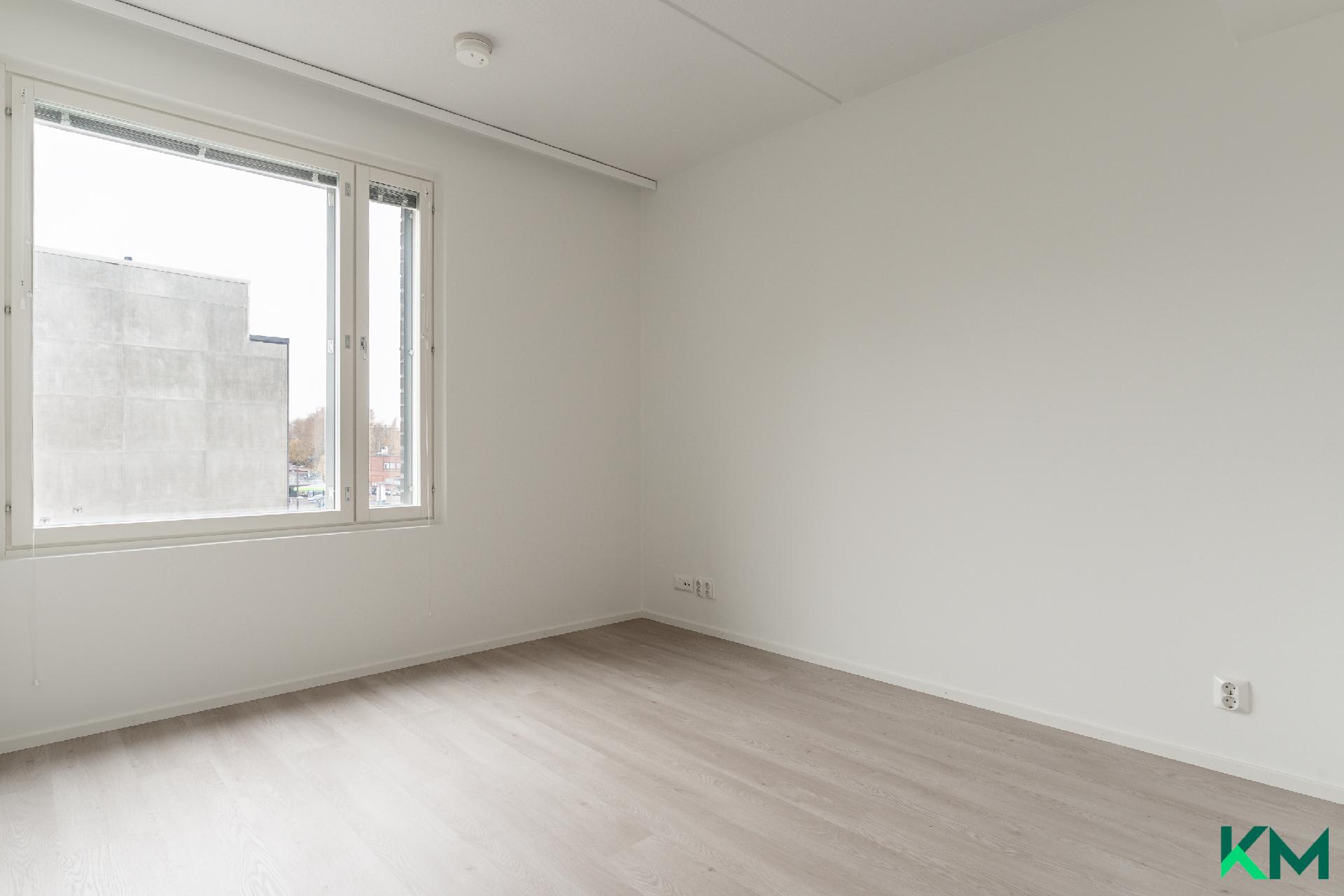 Toinen makuuhuone rauhaisan sisäpihan suuntaan