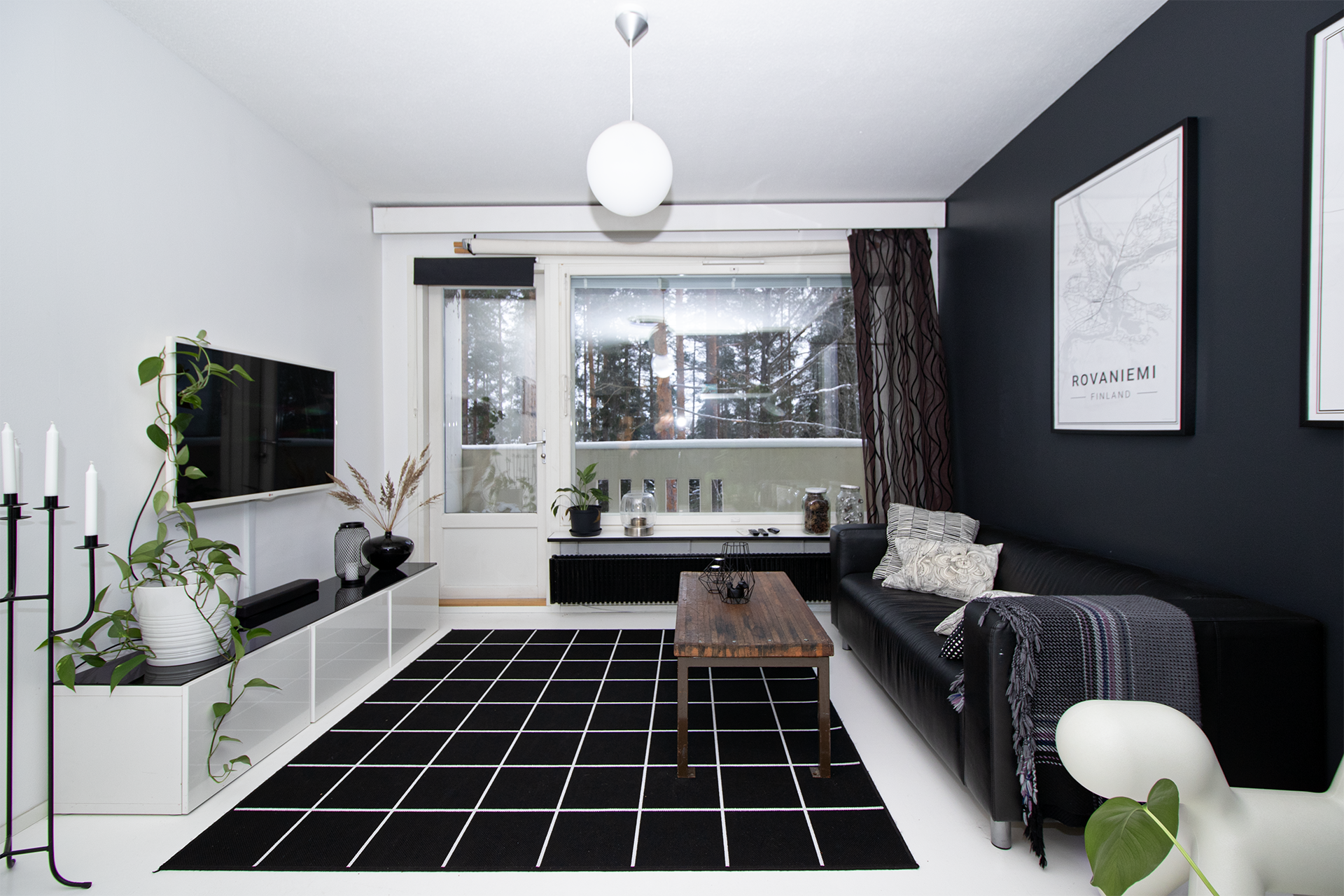 Valoisa olohuone josta käynti parvekkeelle