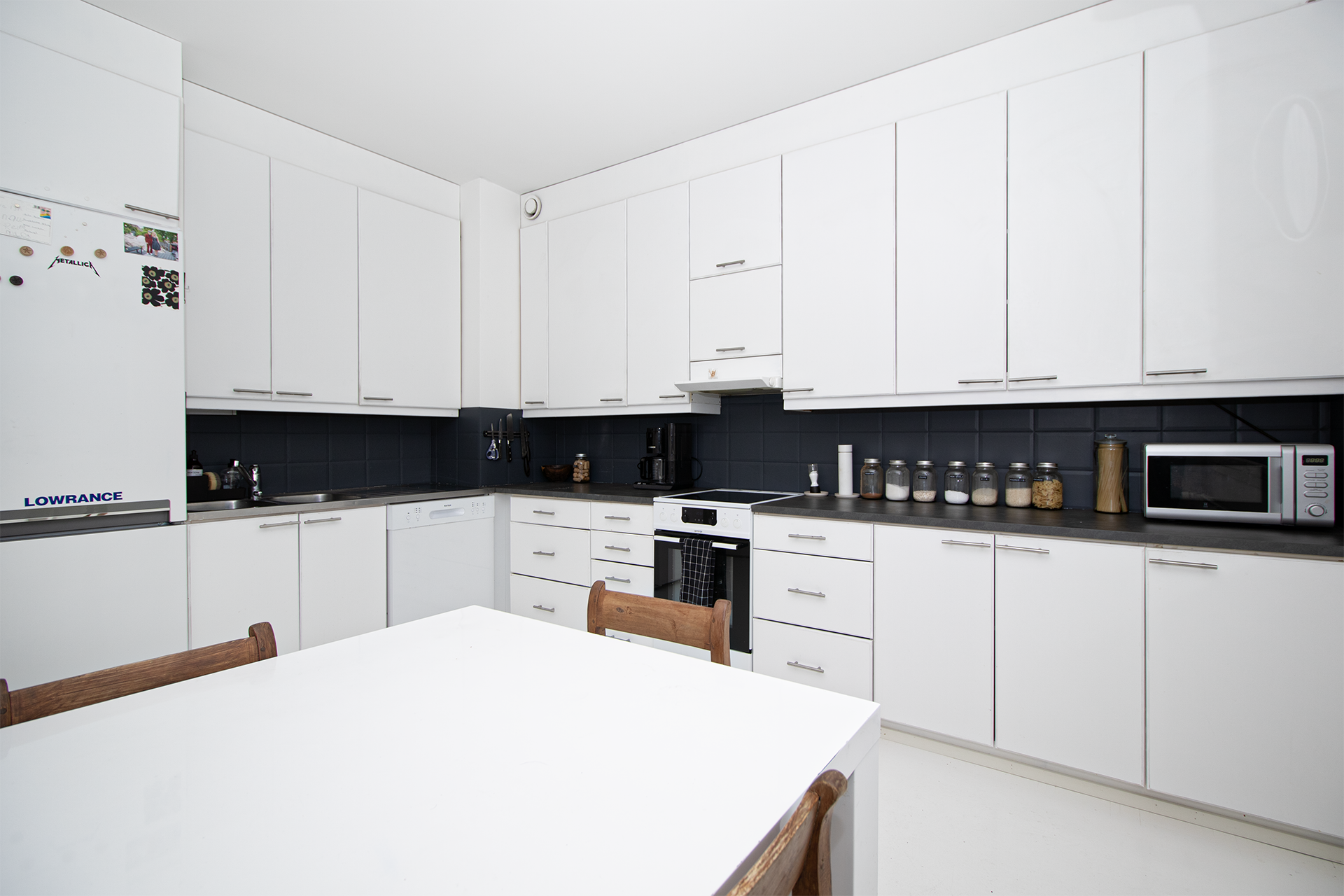 Keittiössä runsaasti säilytys tilaa