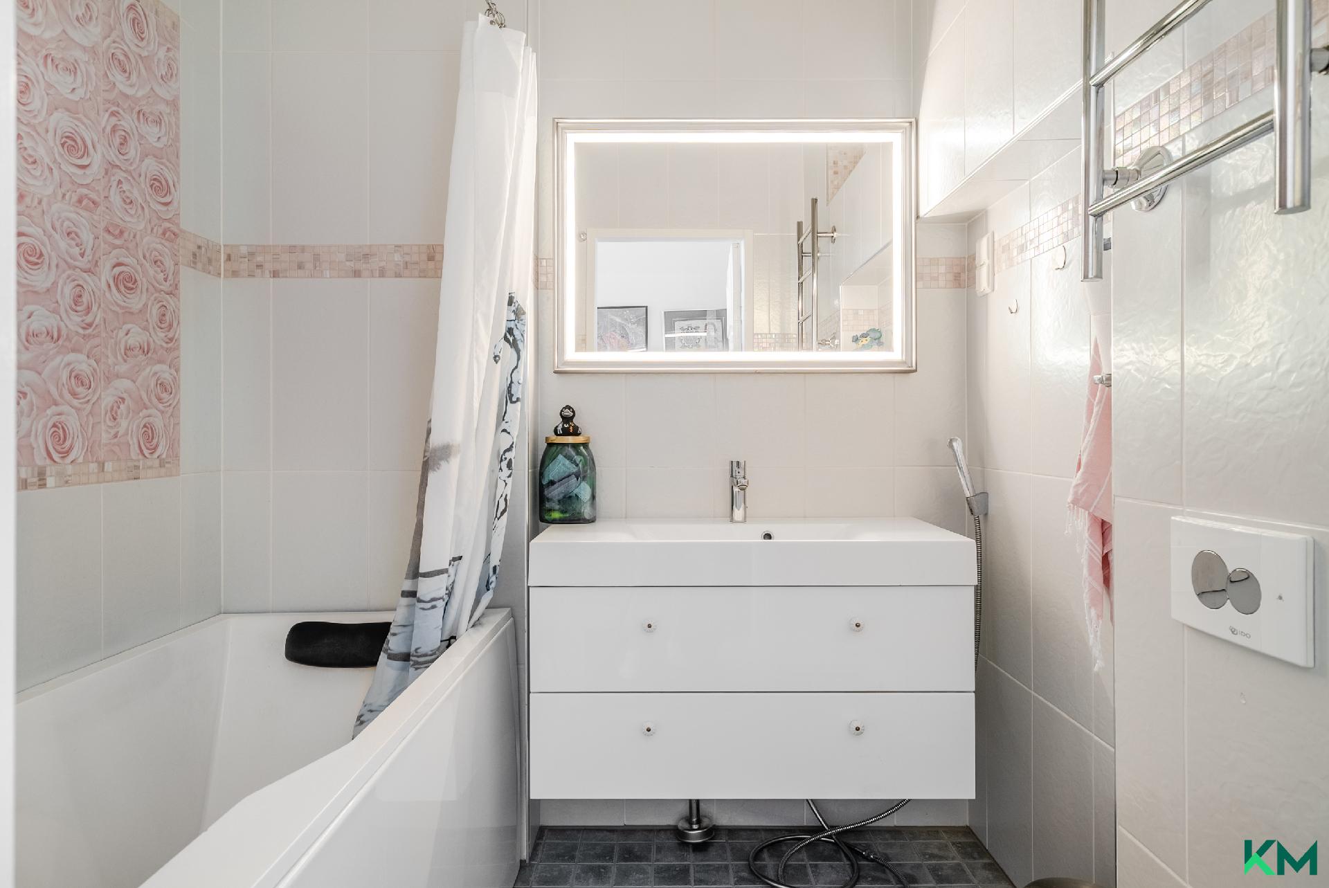 Makuuhuoneessa oma kylpyhuone ammeella