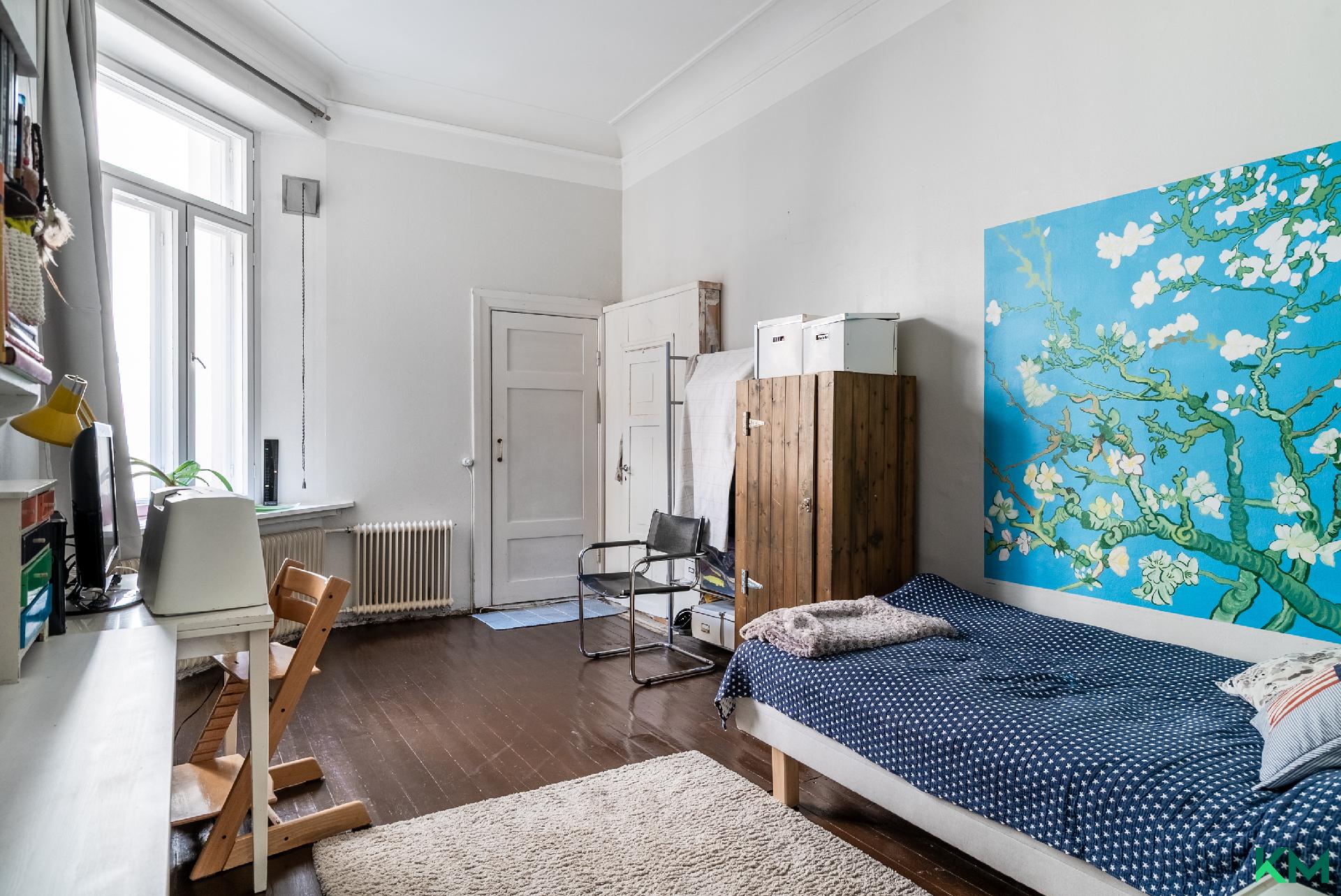 Kolmas makuuhuone omalla sisäänkäynnillä. Eroteltavissa myös omaksi yksiöksi.