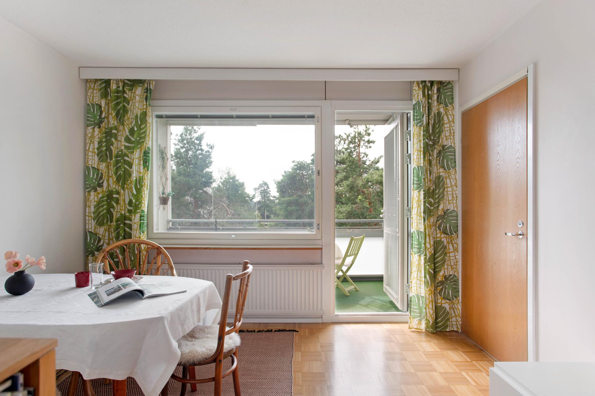 Lasitettu parveke on etelän puolelle.