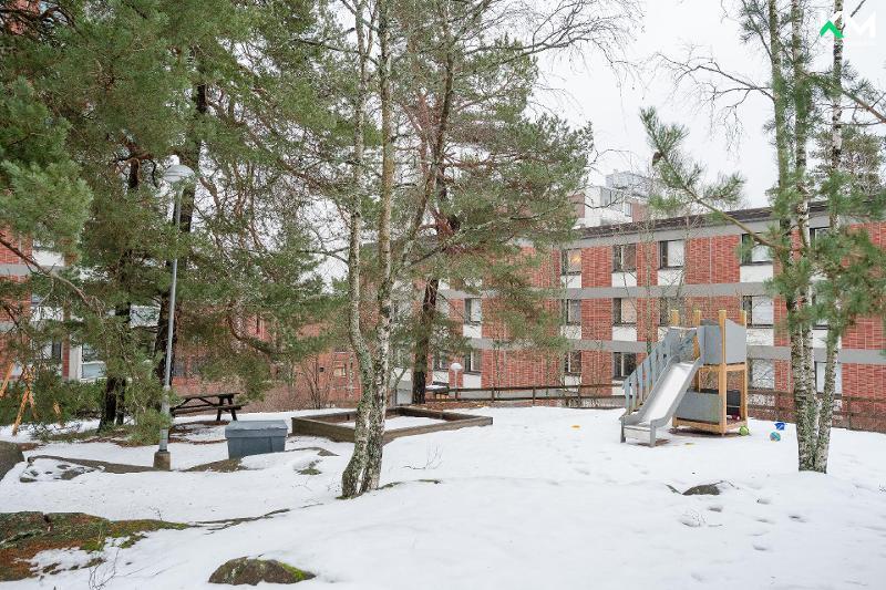 Leikkipaikka on turvallisesti yhtiön sisäpihalla.