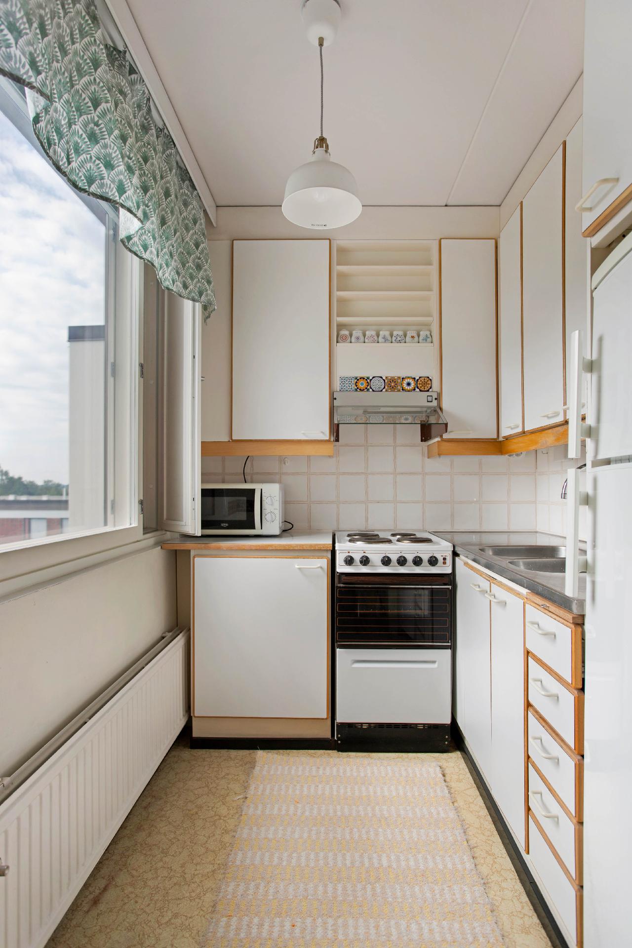 Kompaktissa keittiössä on kaikki tarvittavat.