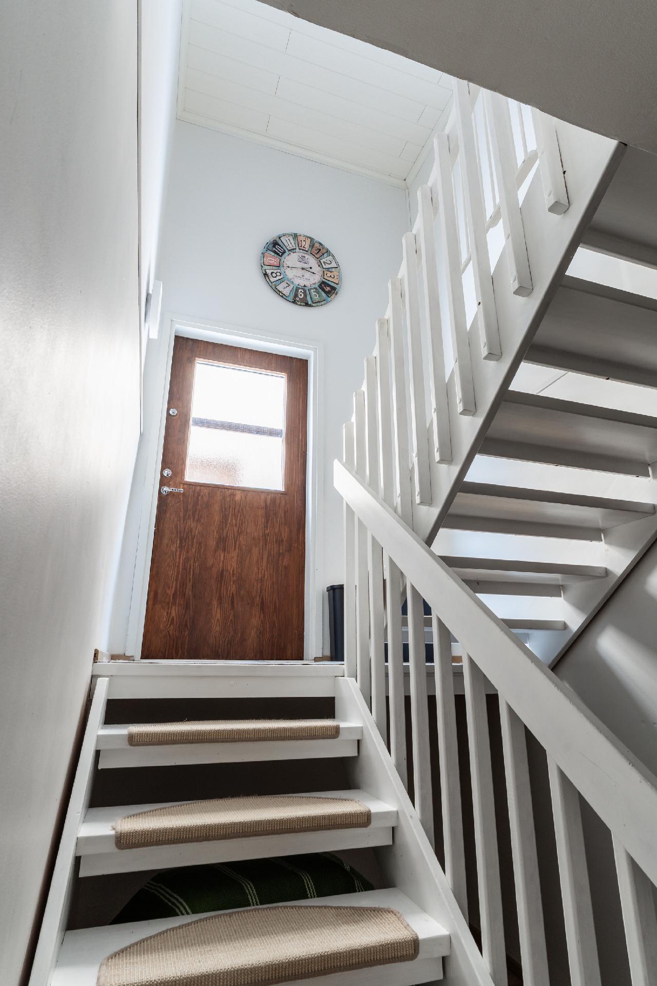 Portaikon keskitasanteelta toinen uloskäynti - kätevää!