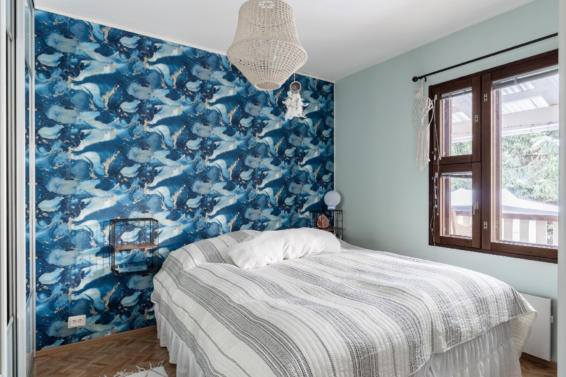 Suurempi makuuhuone yläkerrassa