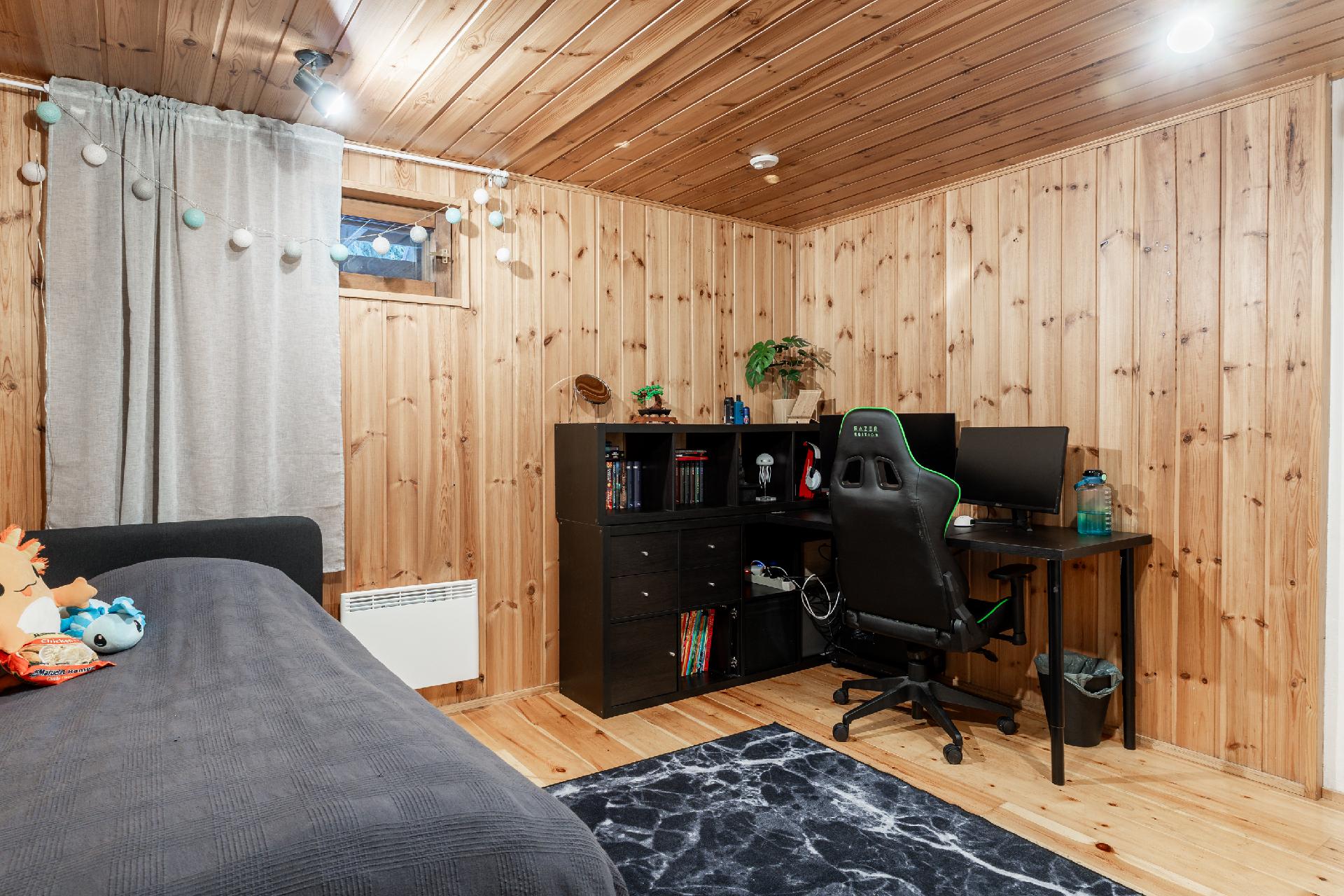 Takkahuone soveltuu myös vierashuoneeksi 