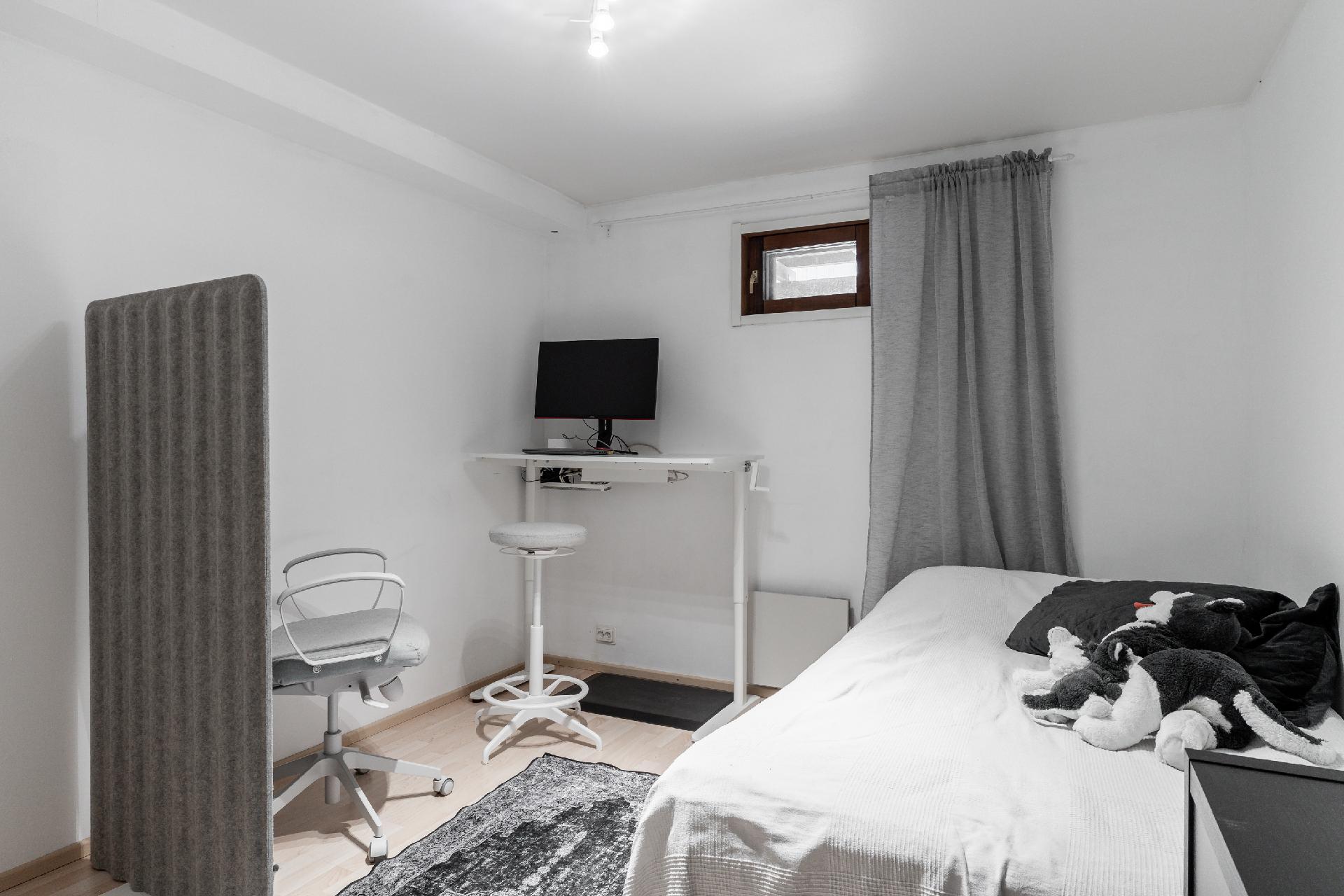 Alakerran varastohuone toimii makuuhuoneena hyvin