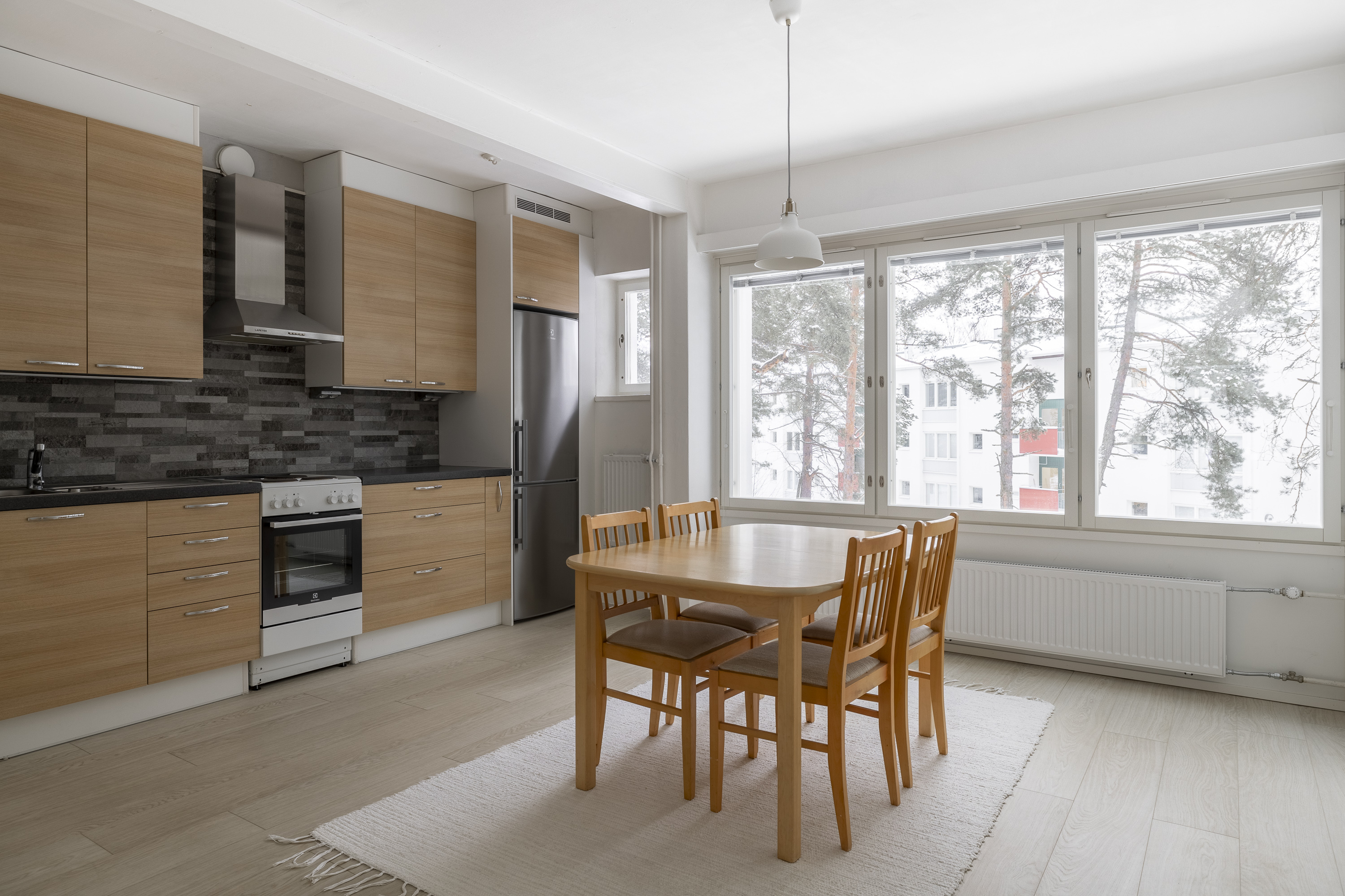 Tilavaa keittiötä voi käyttää toisena olohuoneena
