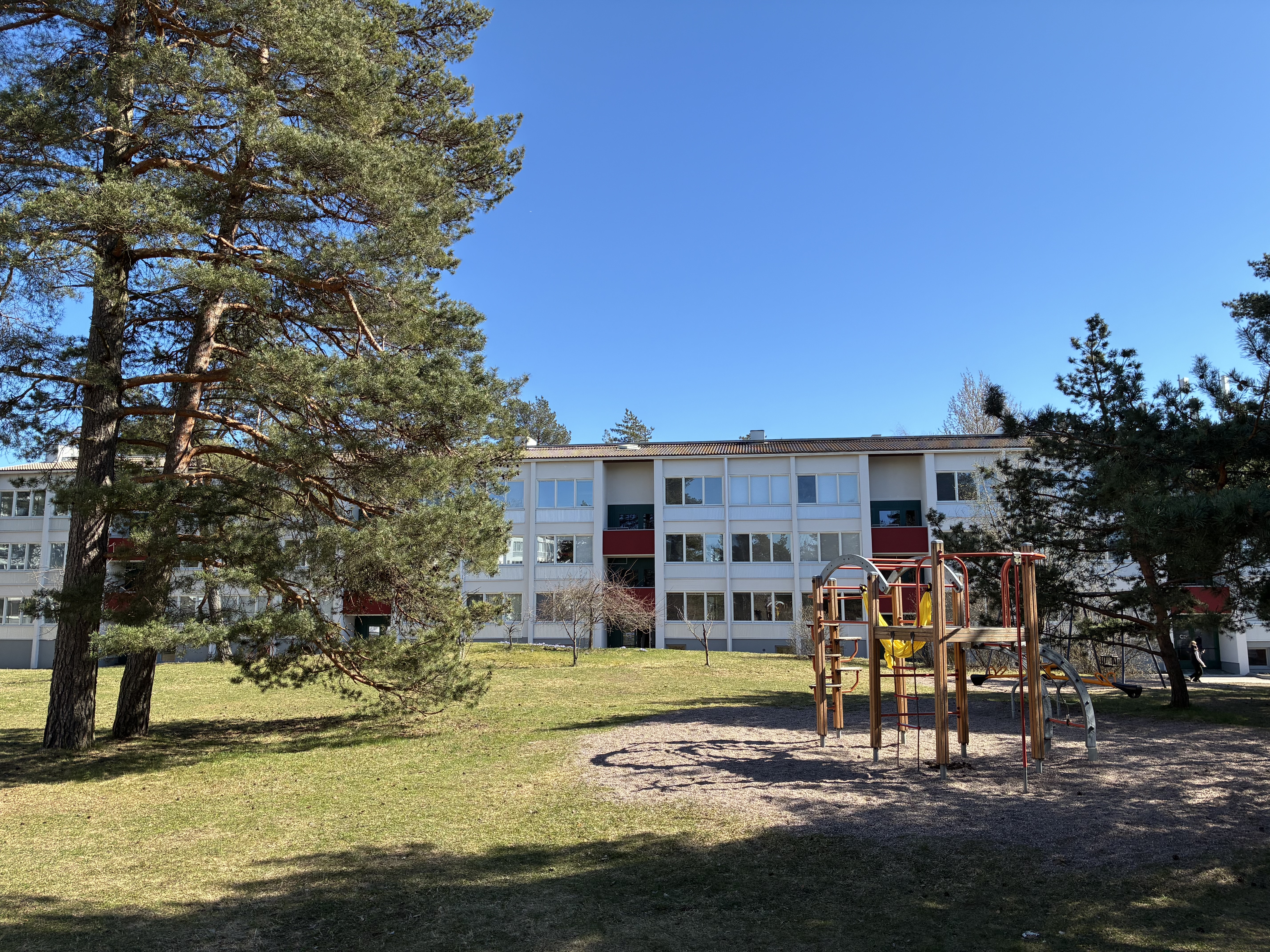 Taloyhtiön iso ja rauhallinen piha