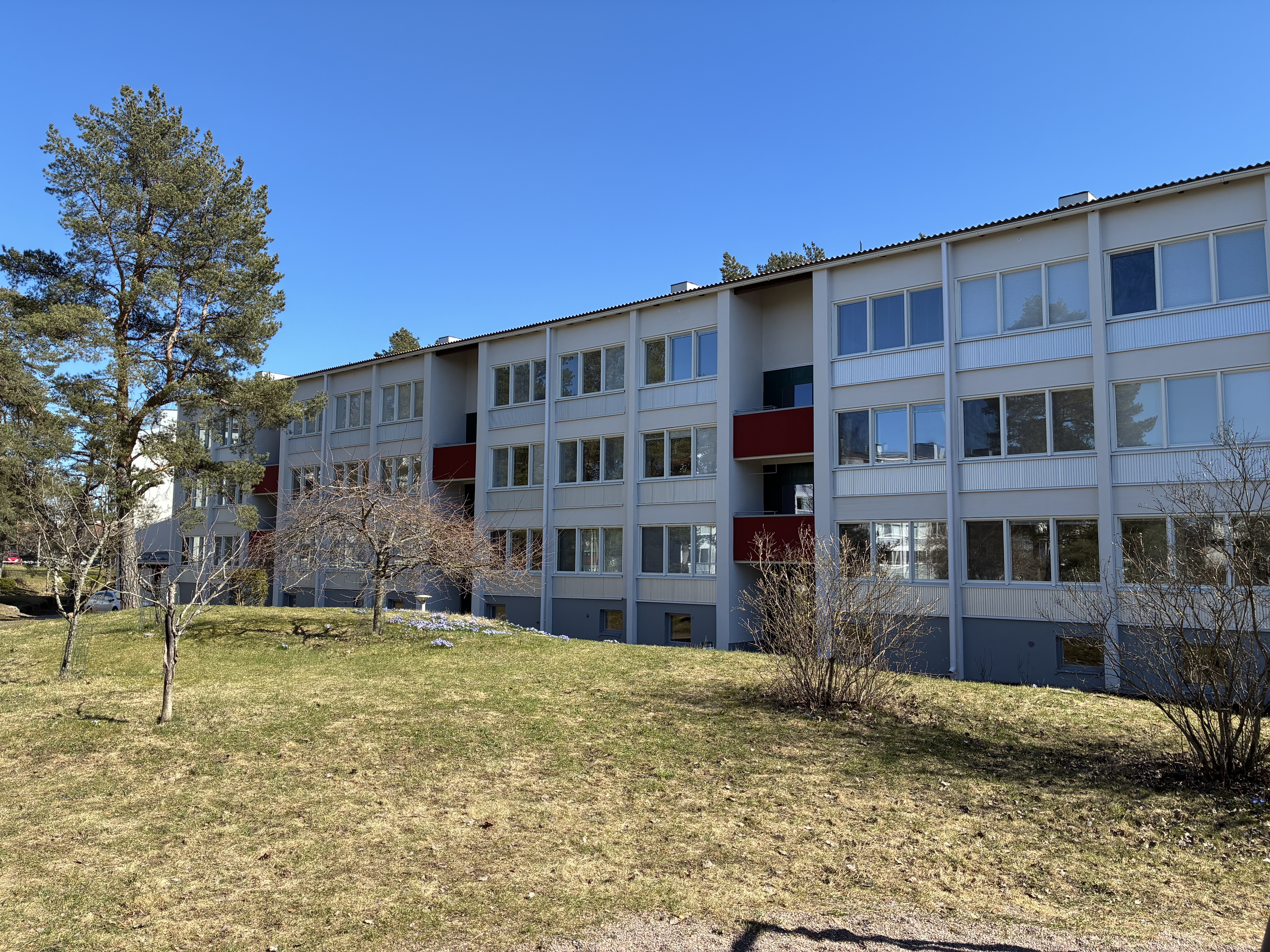 Talo sijaitsee kaukana tiestä