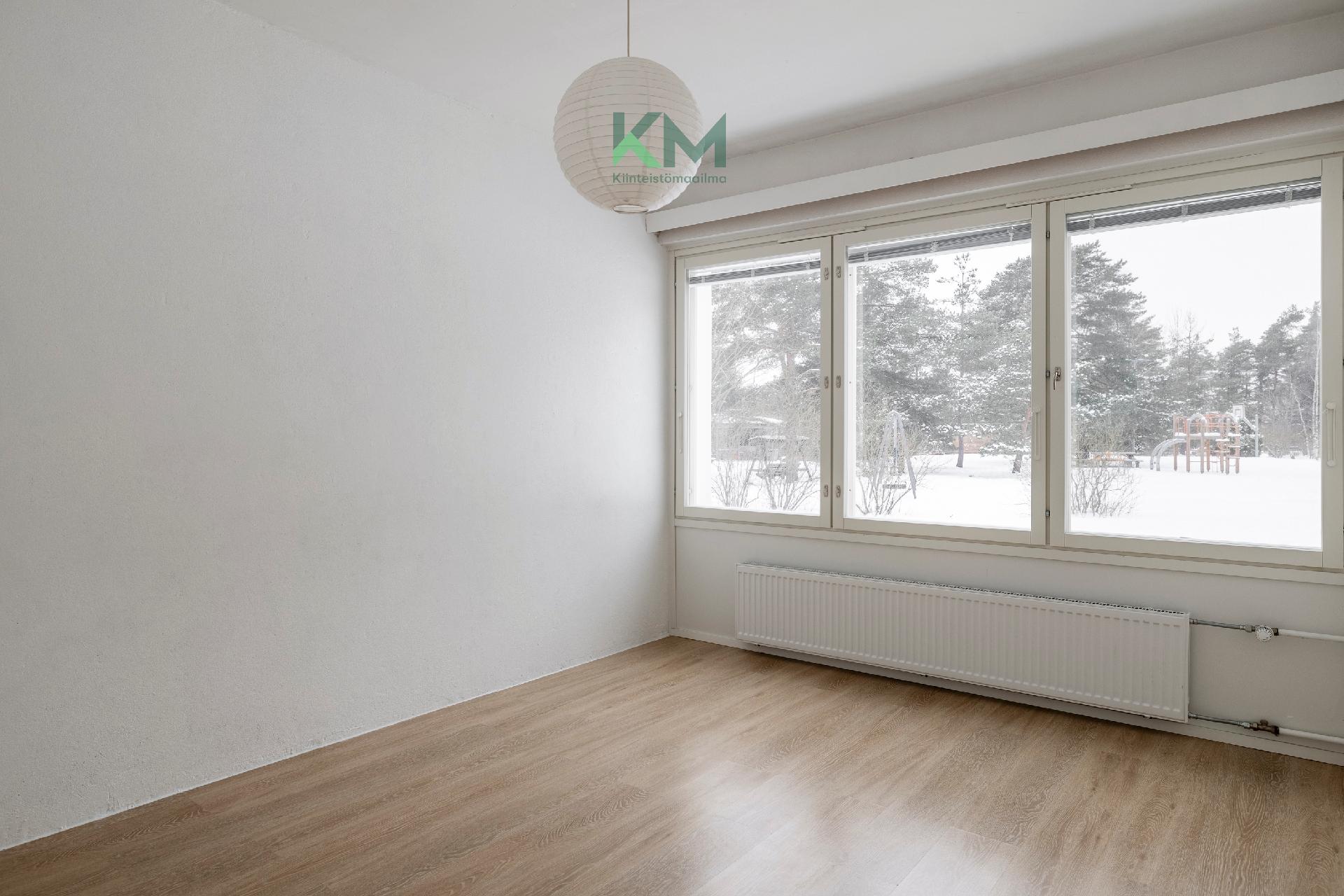 Makuuhuoneeseen mahtuu helposti parisänky