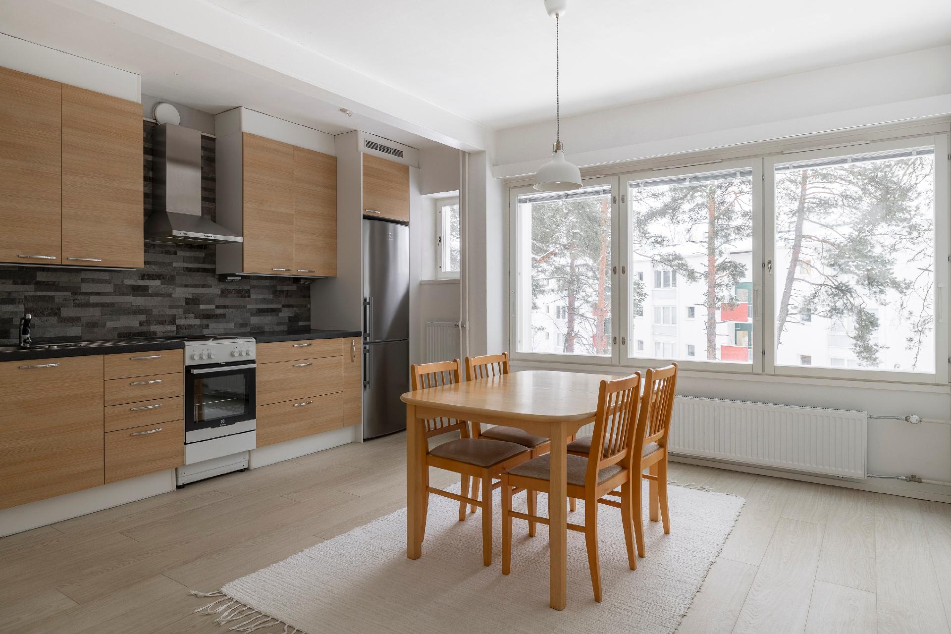 Tilavaa keittiötä voi käyttää toisena olohuoneena