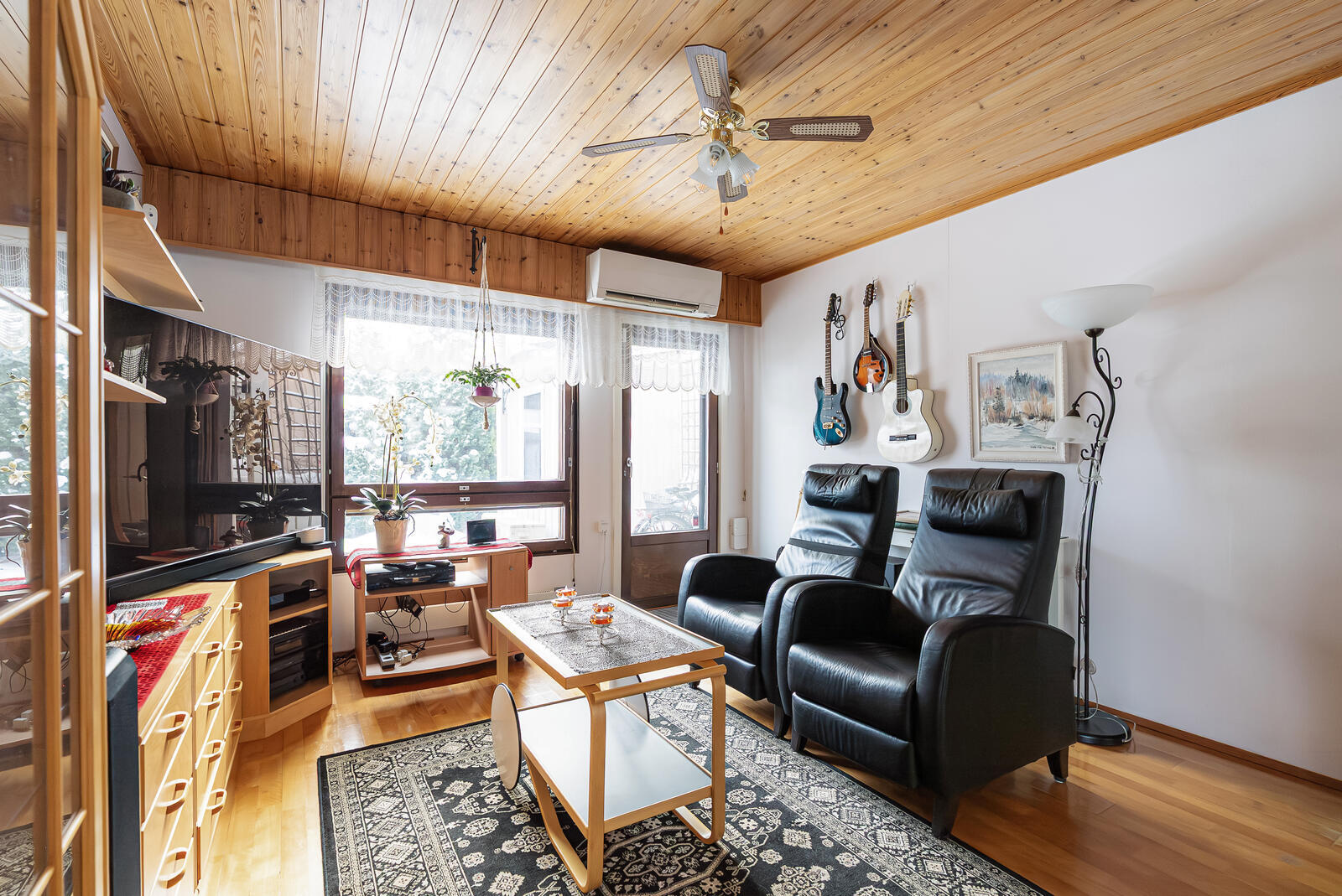 Olohuoneessa ilmalämpöpumppu