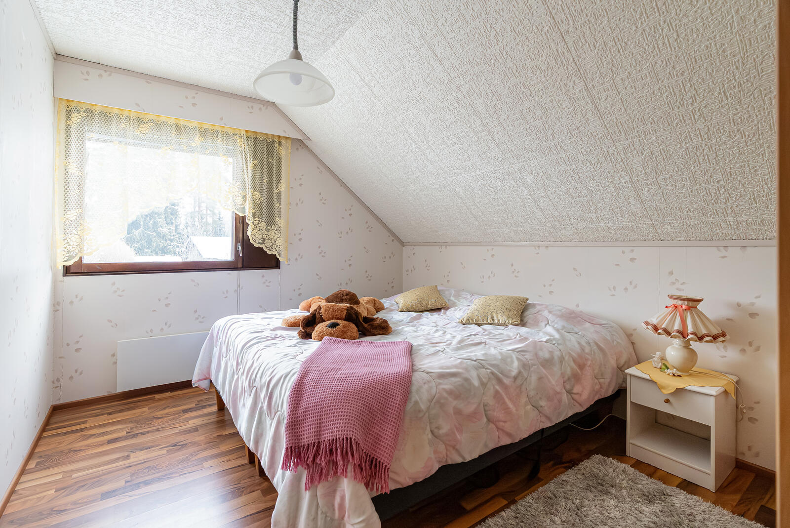 Yläkerrassa kaksi makuuhuonetta