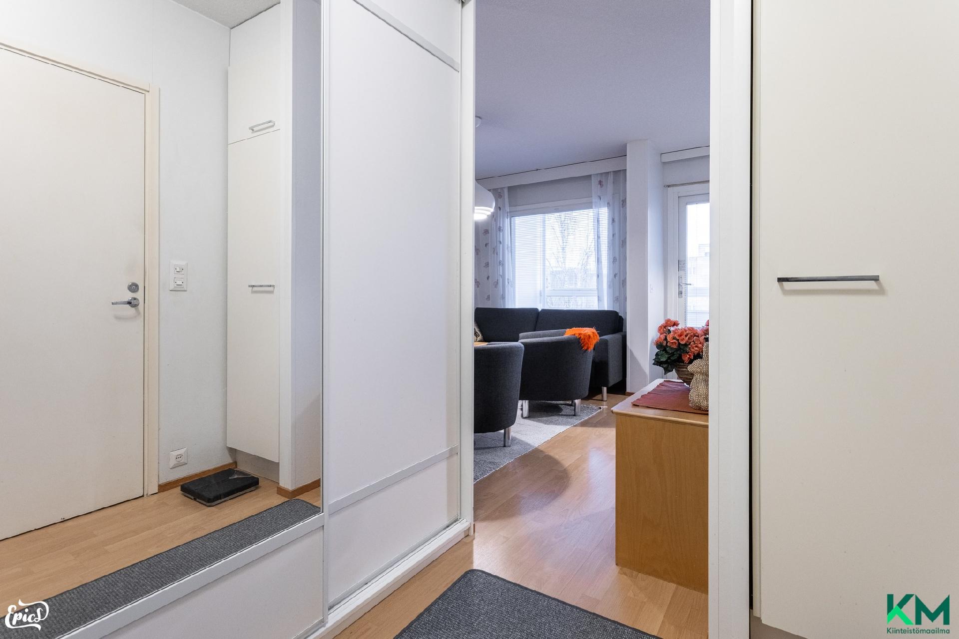 Eteistilassa peiliovikaapisto ja siivouskomero