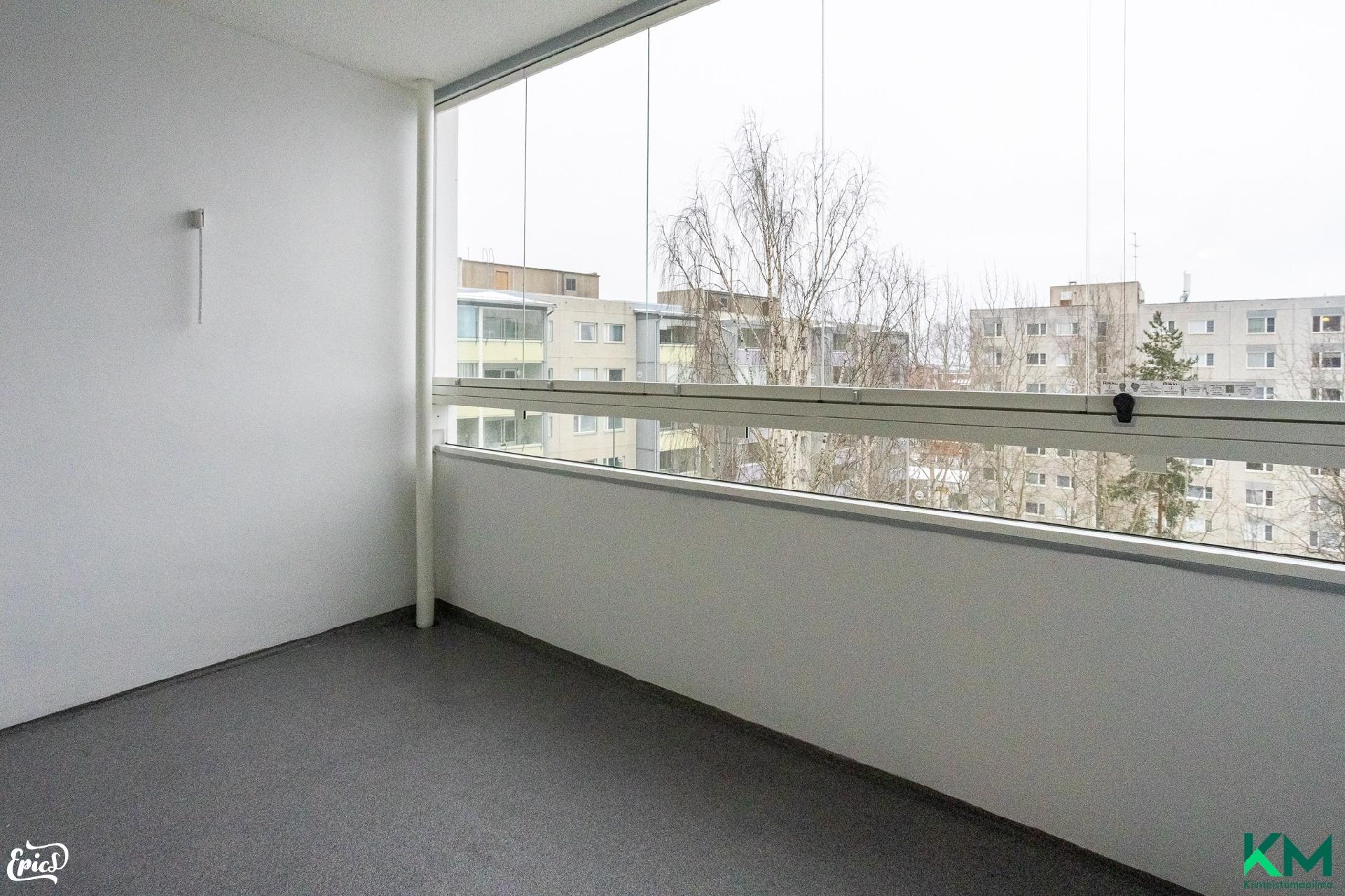 Tilava lasitettu parveke