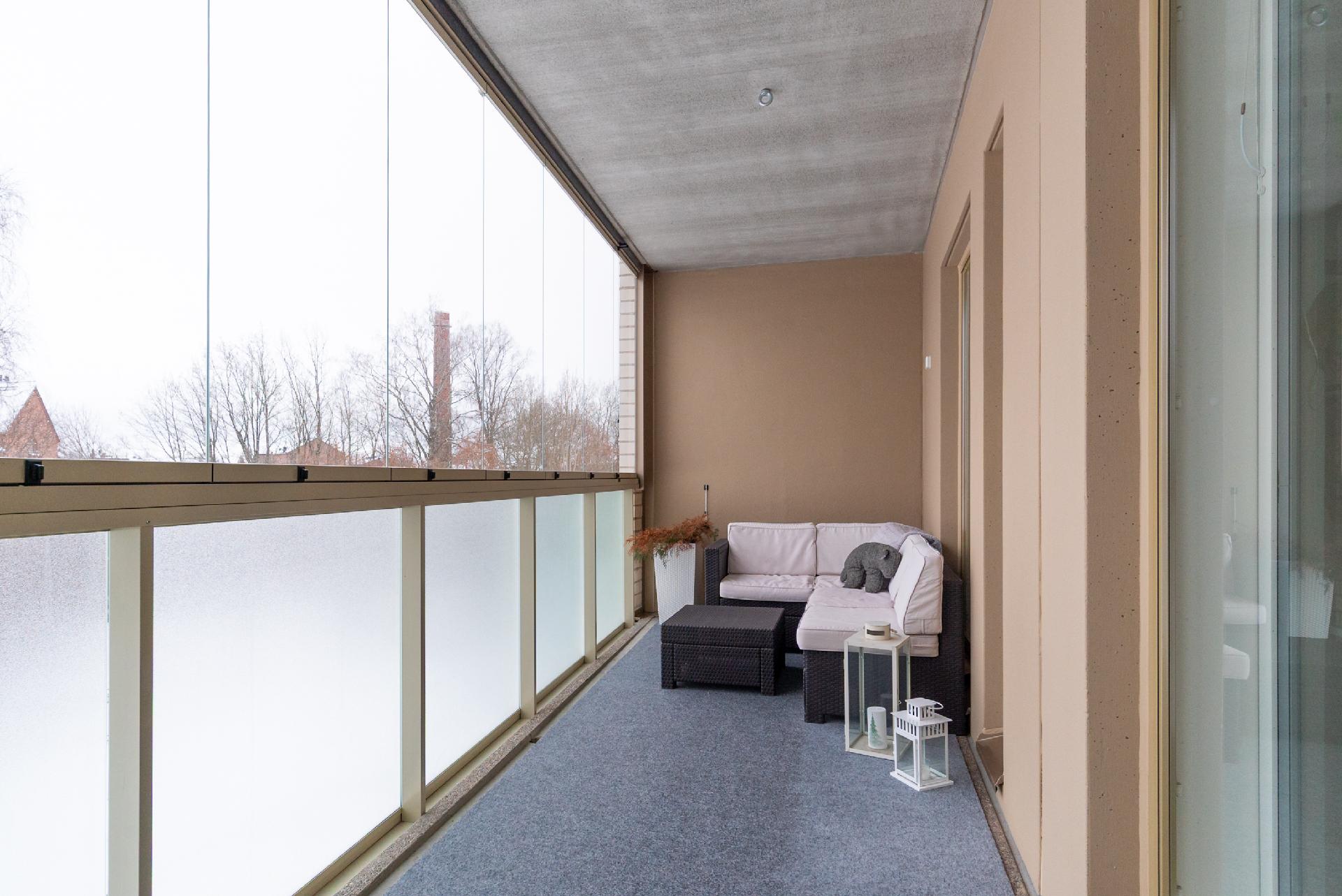 tilava lasitettu parveke