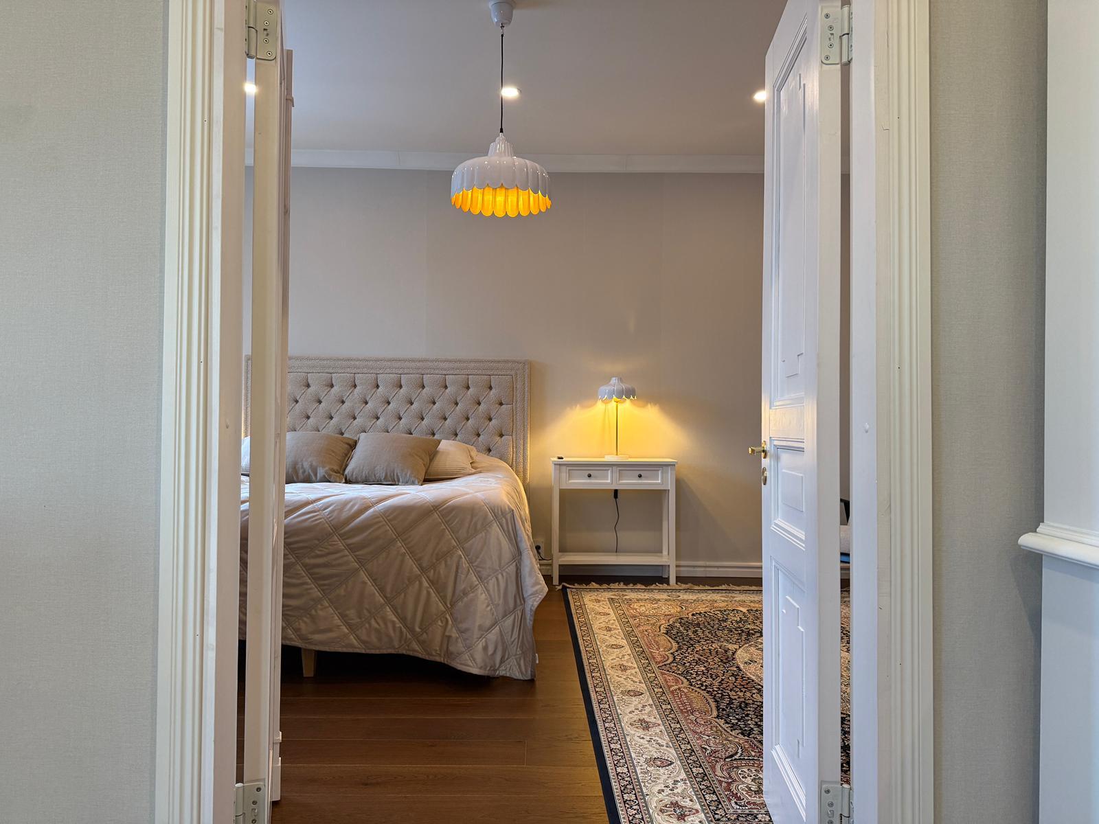 Iso makuuhuone, jonka yhteydessä toinen kph