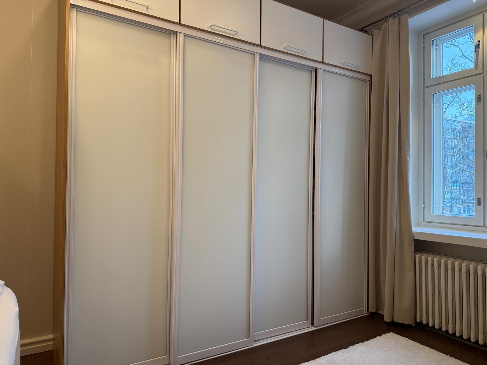 Toisen makuuhuoneen kaapisto