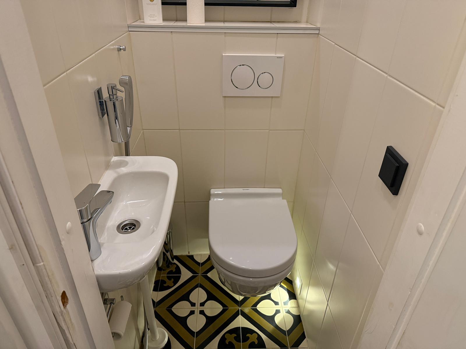 Erillinen wc kylpyhuoneen yhteydessä