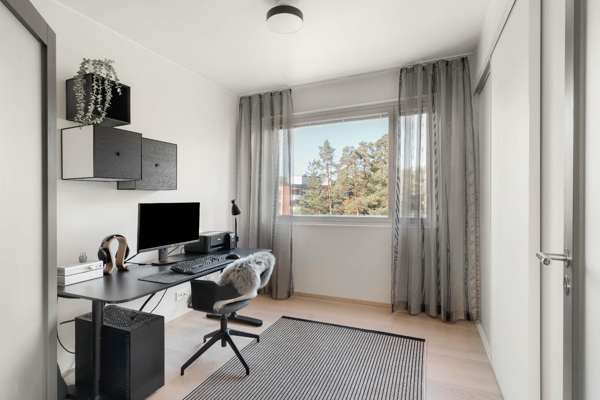 Toinen makuuhuone pariovin