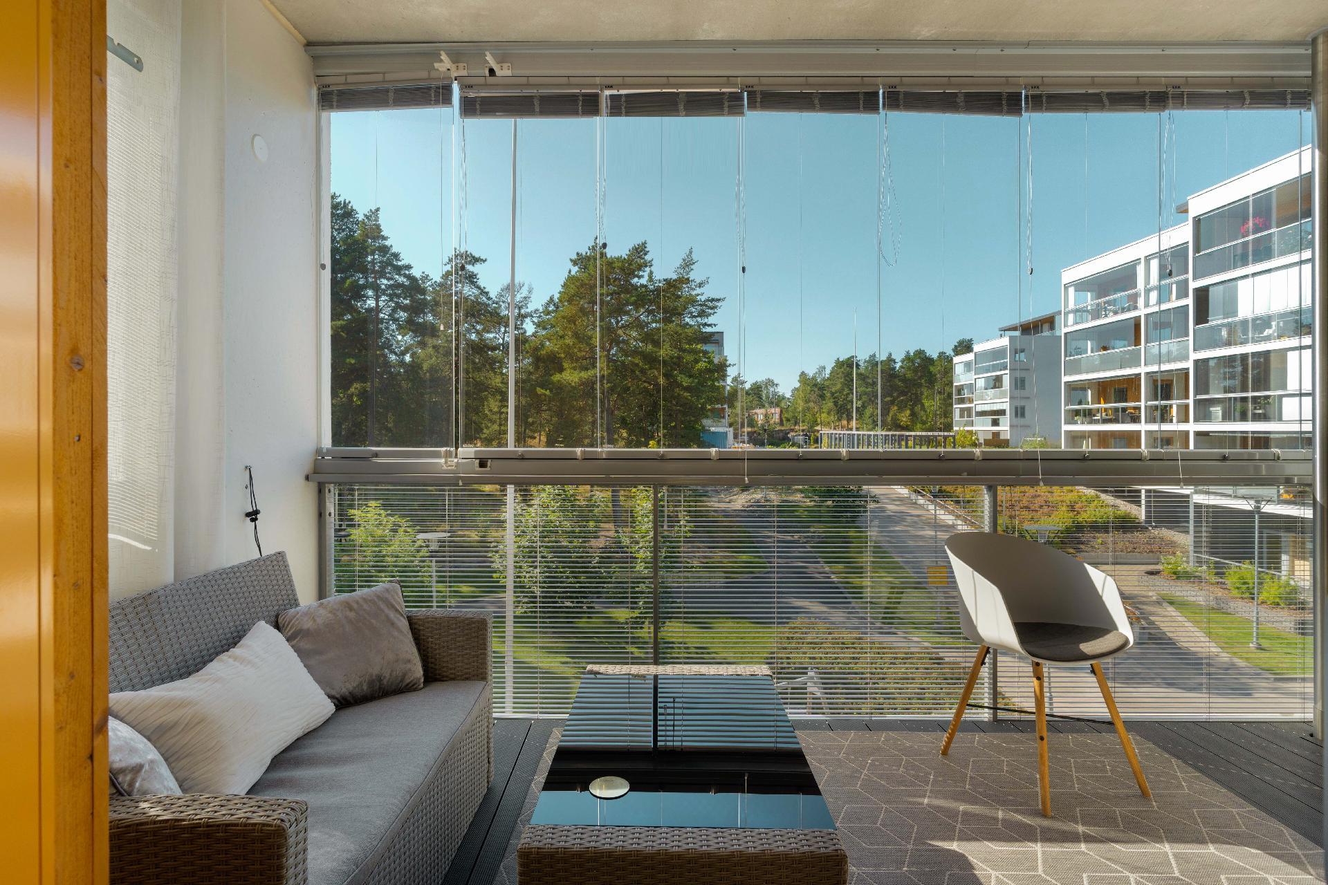 Parveke, jonne on käynti liukuoven kautta